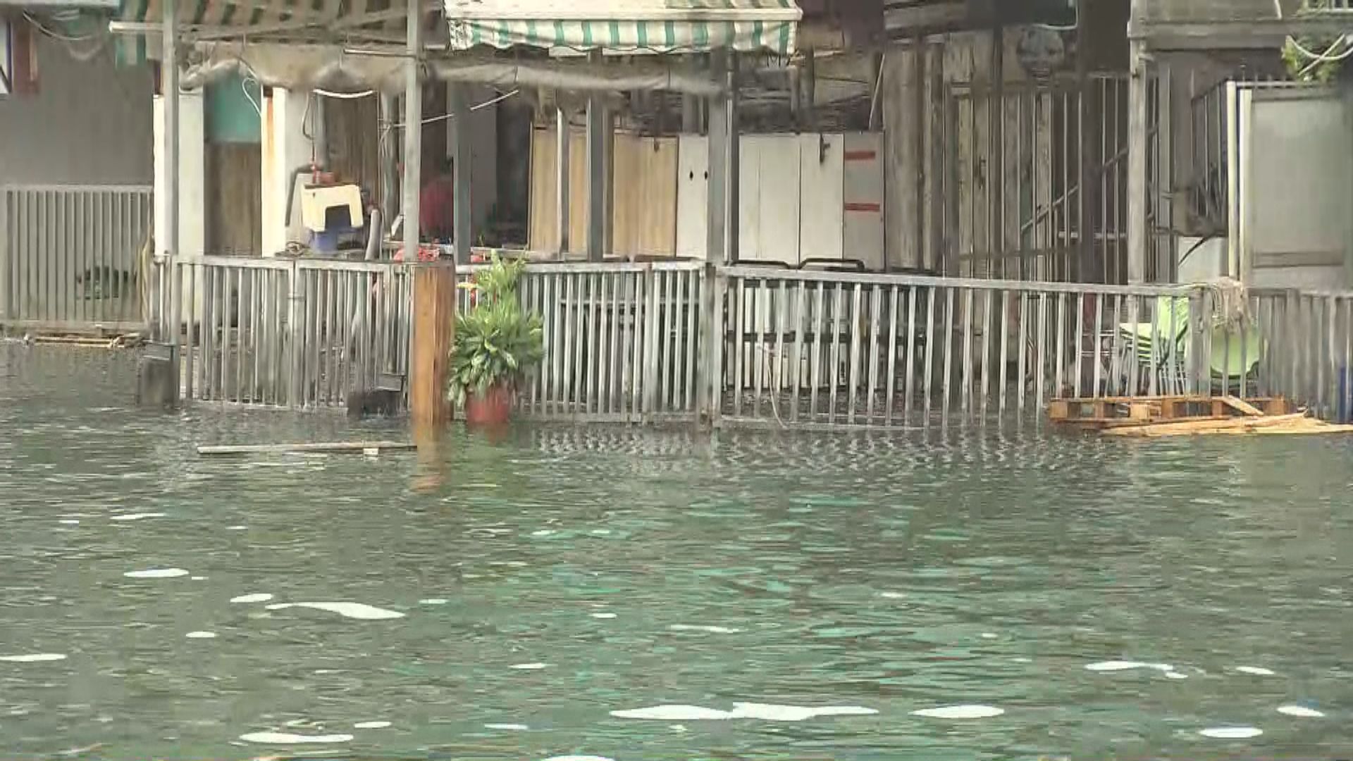 受風暴潮影響低窪地區水位上升 鯉魚門堆沙包做防水準備