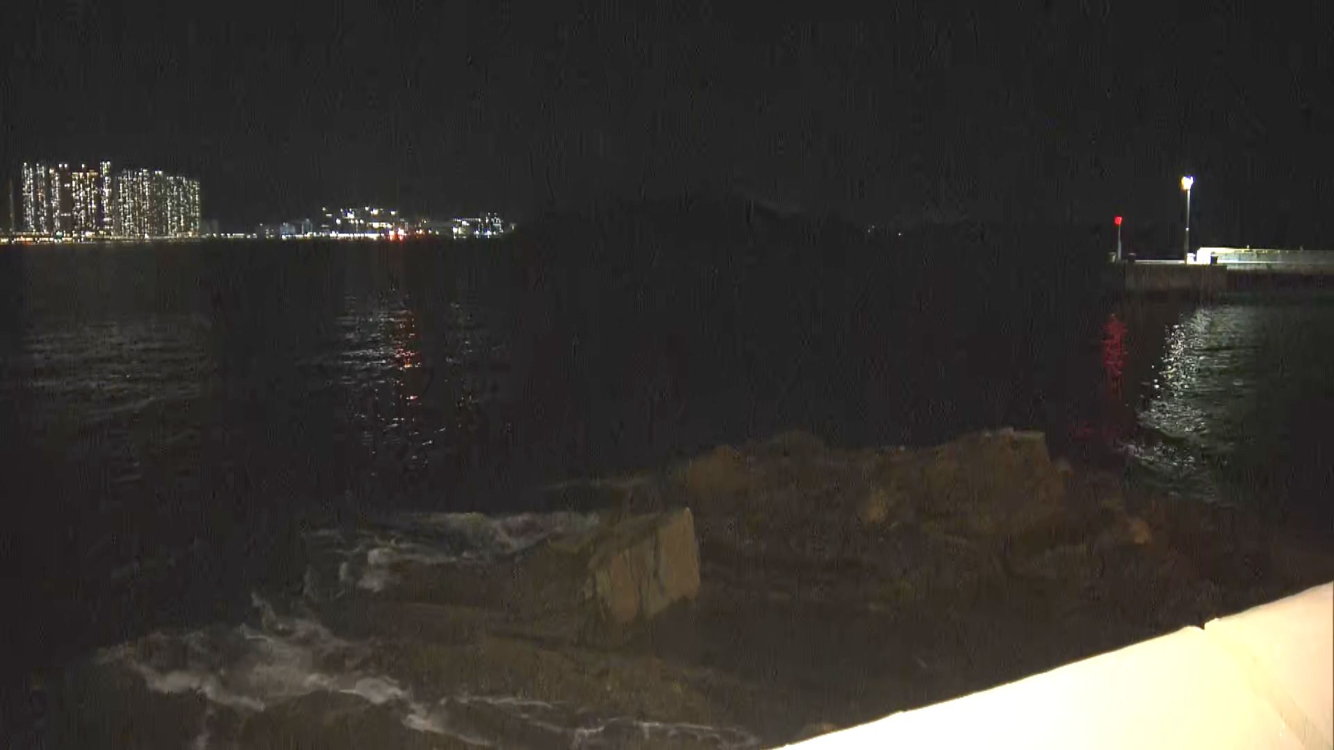 打風｜韋帕迫近晚間市面風雨不算大　有遊客如常到尖沙咀打卡