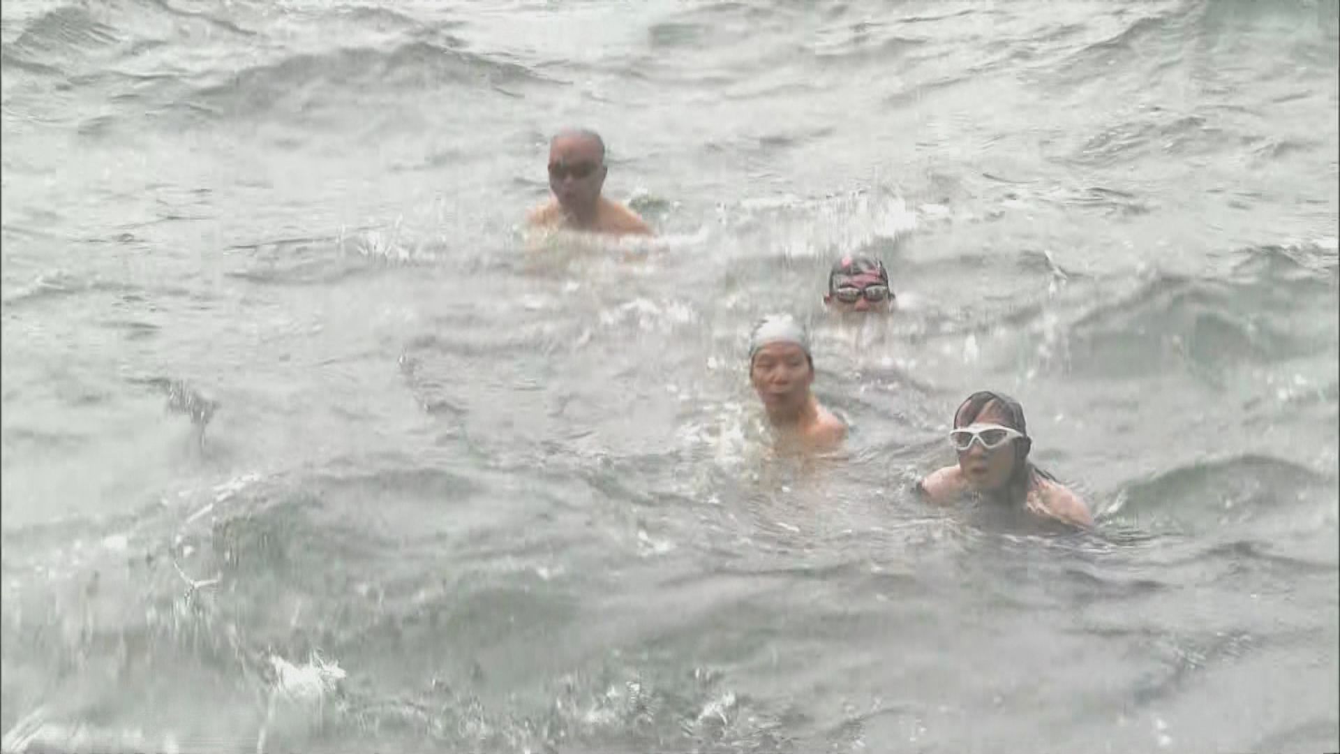 暹芭襲港期間有市民到紅磡對開海面游泳