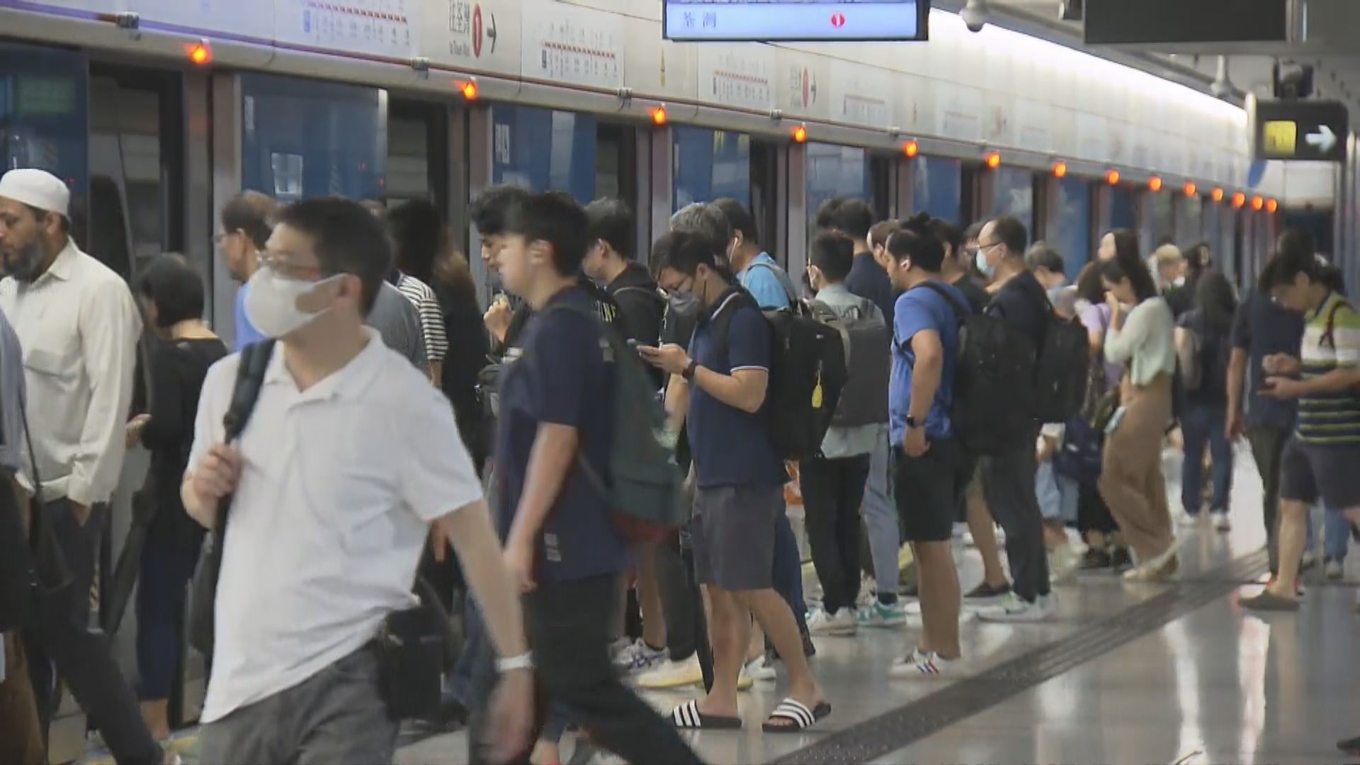 中午改發三號強風信號　港鐵多個車站現上班人潮