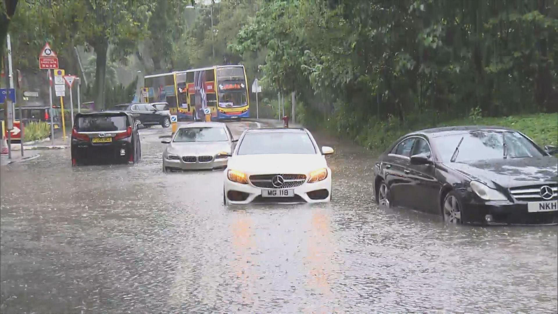黑色暴雨警告歷時一小時　多區道路水浸