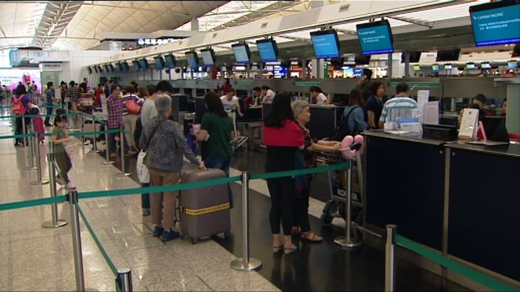 逾300班來往香港航班延誤或取消