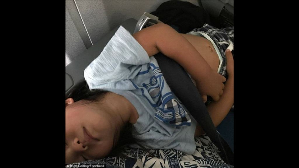 聯航誤售機位　女乘客抱兒子飛行逾三小時