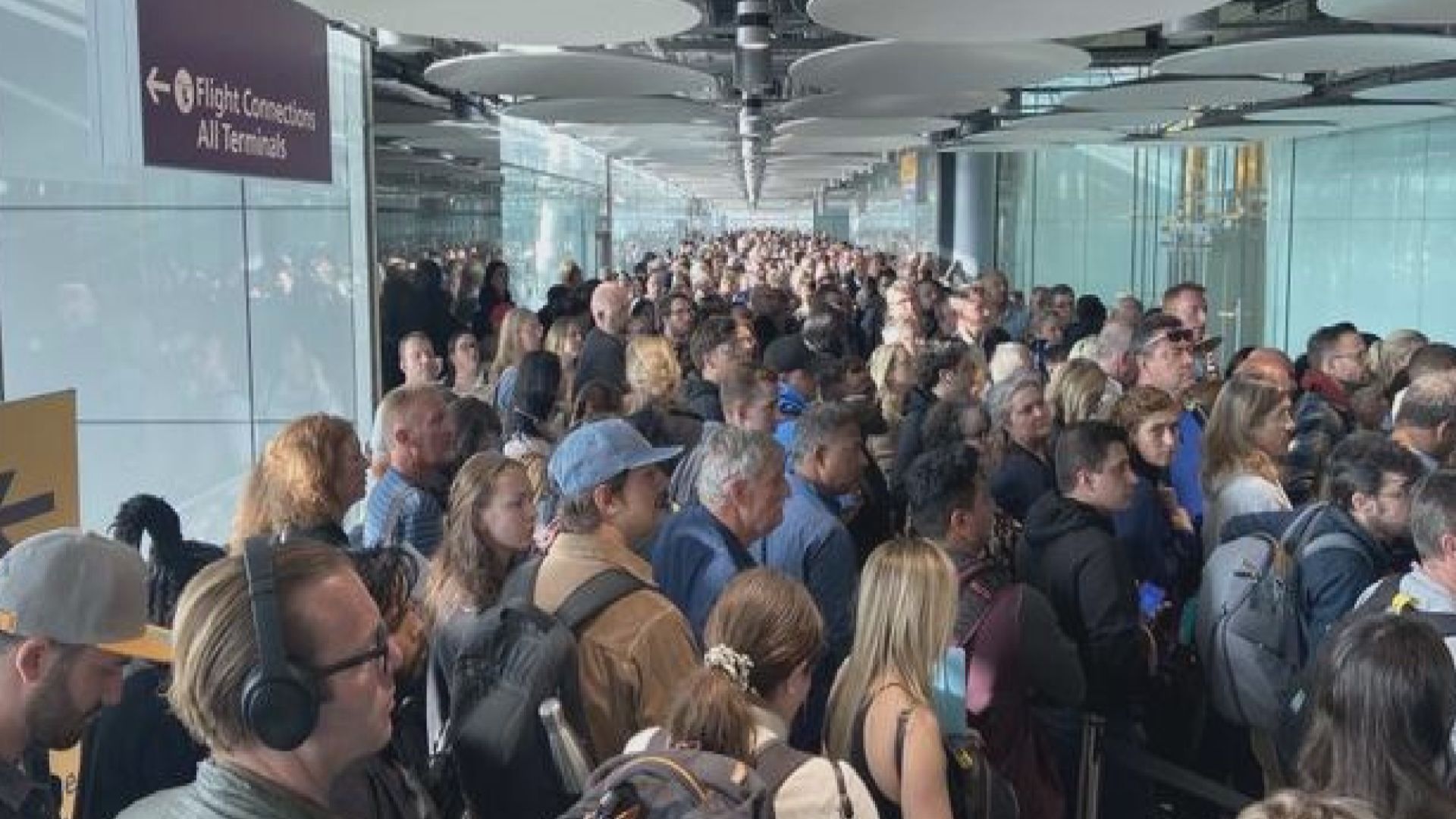 英國機場自動檢查護照系統故障 旅客大排長龍