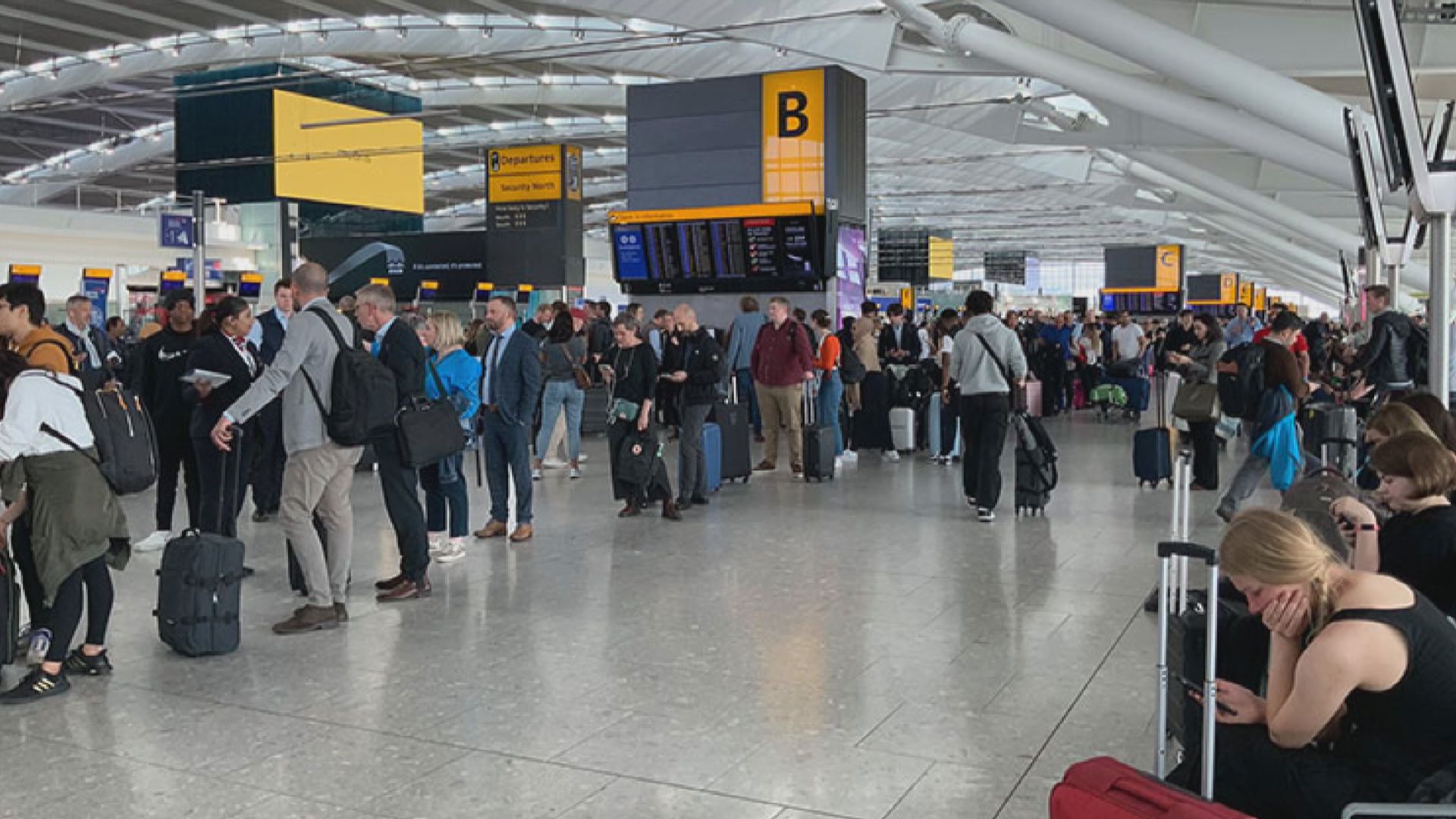 英國機場自動檢查護照系統一度故障 已回復正常運作