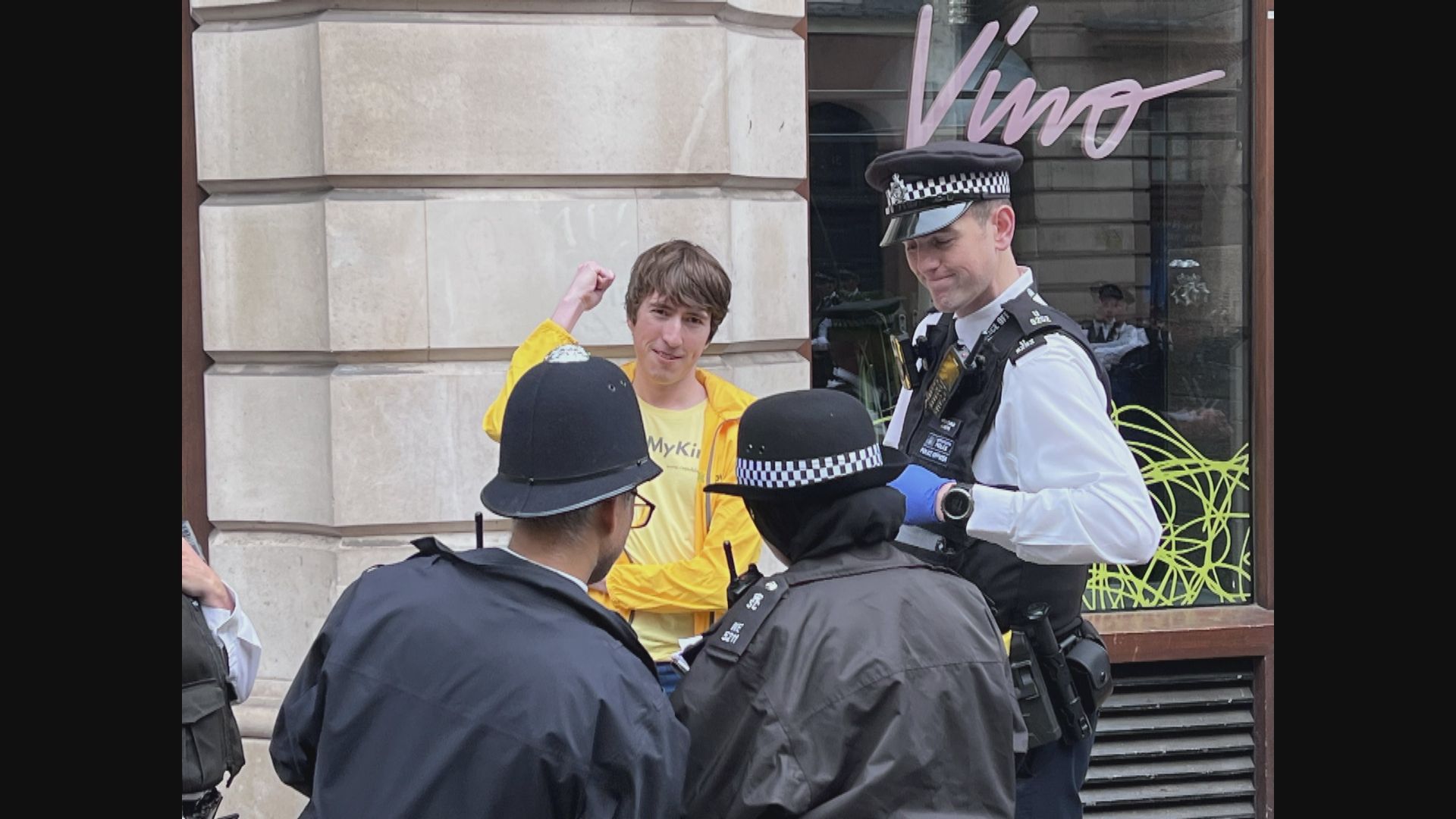加冕儀式前英警街頭拘捕反君主制示威者