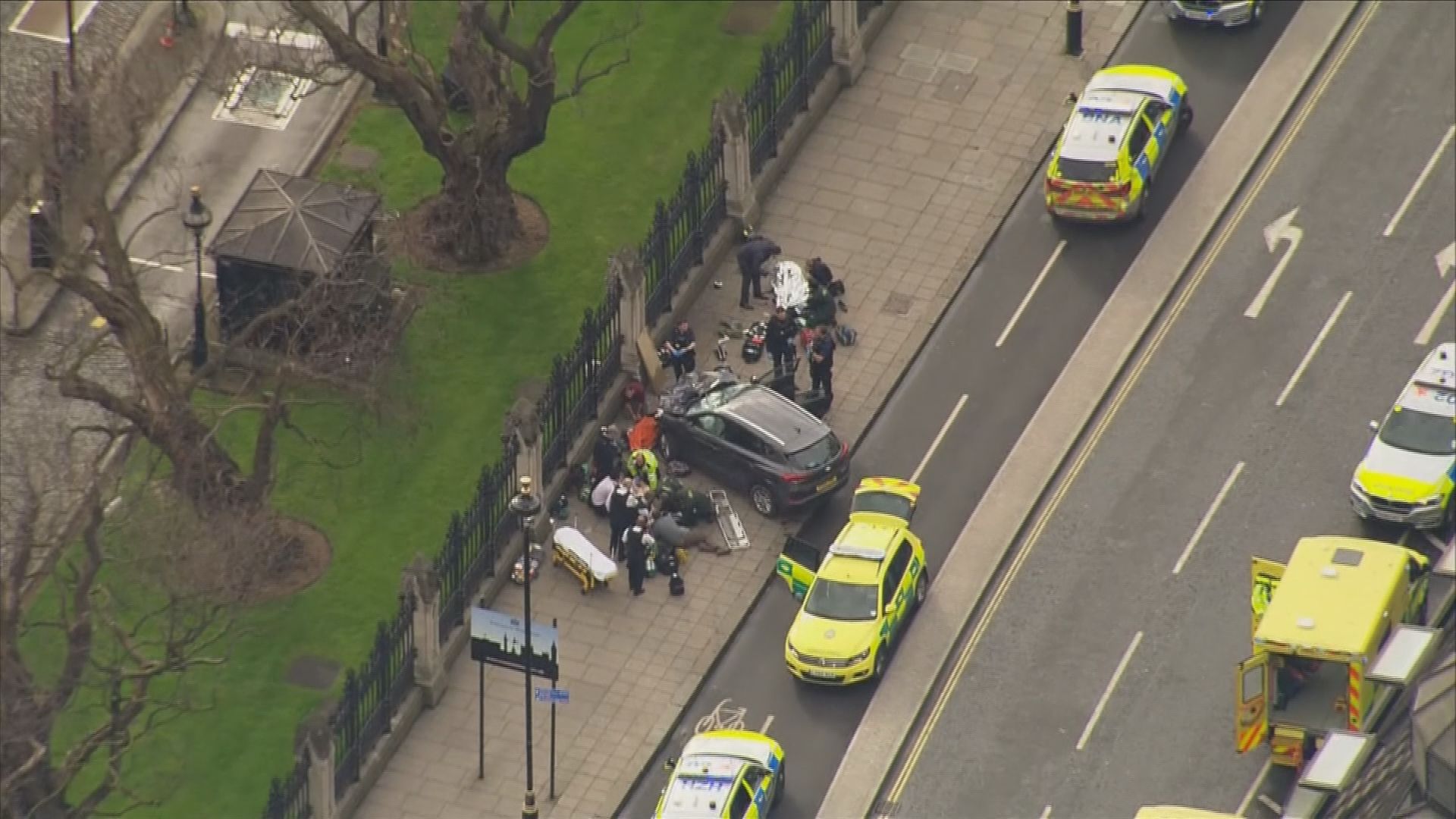 英國有人駕車撞向國會大樓路障　兩人傷