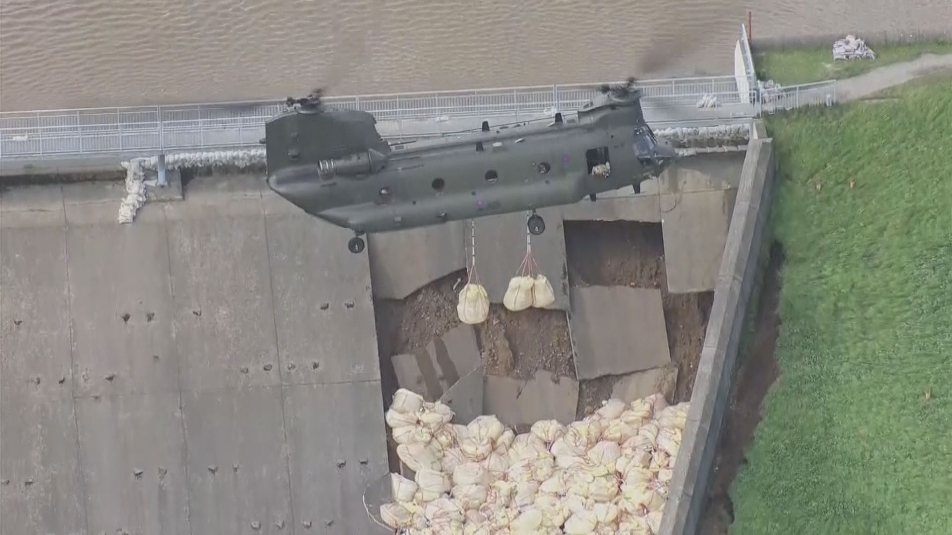 英國軍方派直升機修補德比郡水壩