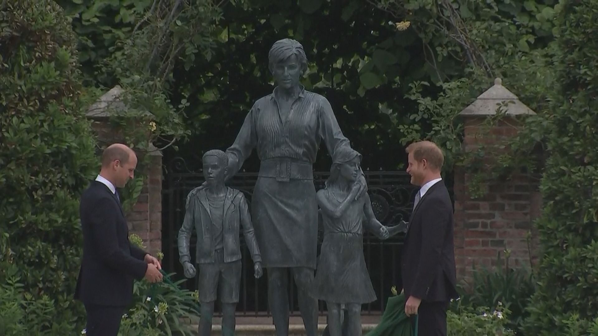 威廉哈里王子為戴妃雕像揭幕