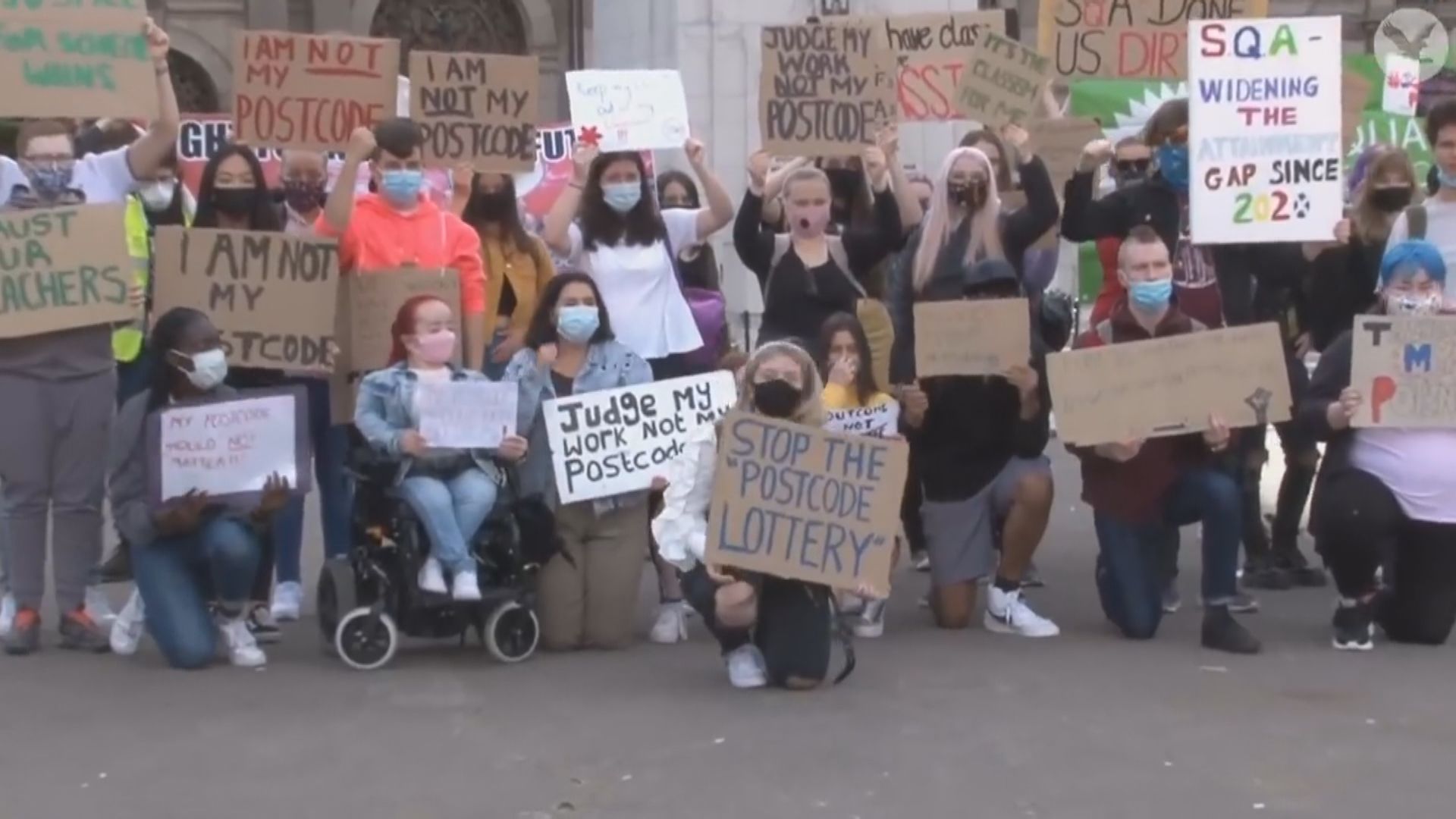 英國高考生不滿成績被調低示威抗議