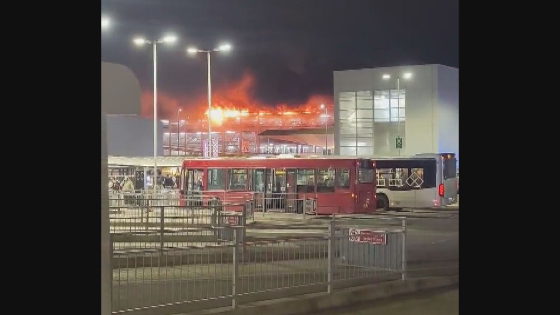 英國倫敦盧頓機場停車場發生大火