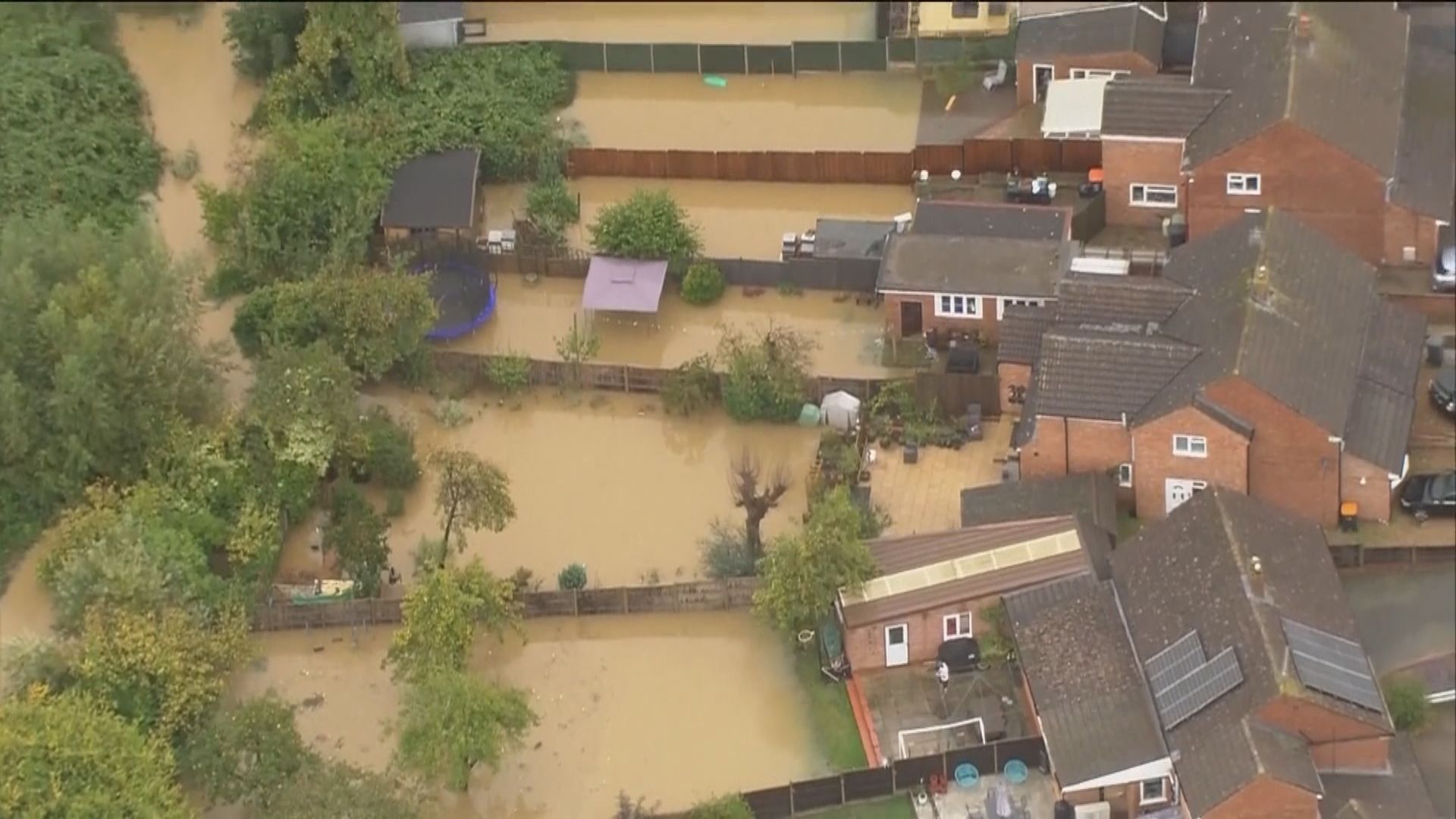 英格蘭中部及南部暴雨成災　有球場草地塌陷