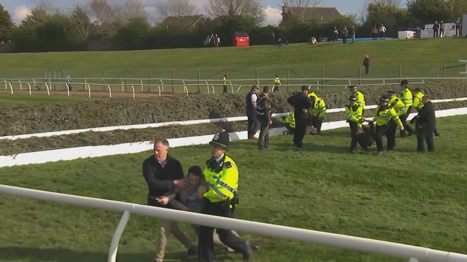 英國動物權益人士闖入馬場試圖阻止比賽　警拘118人