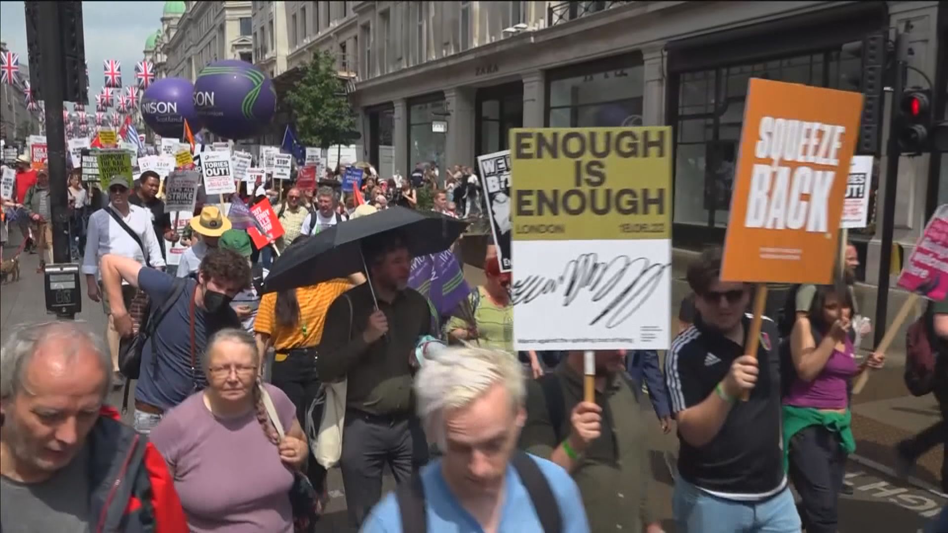 英國民眾示威抗議生活費用上漲