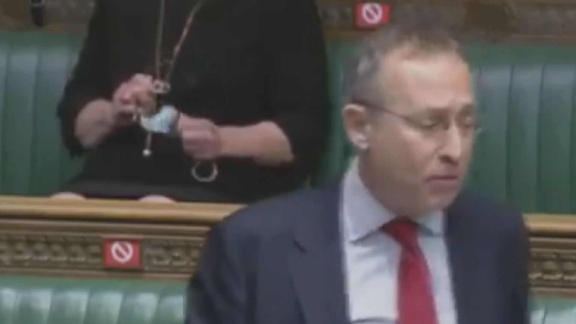 英國會議員被拍到以口罩抹眼鏡