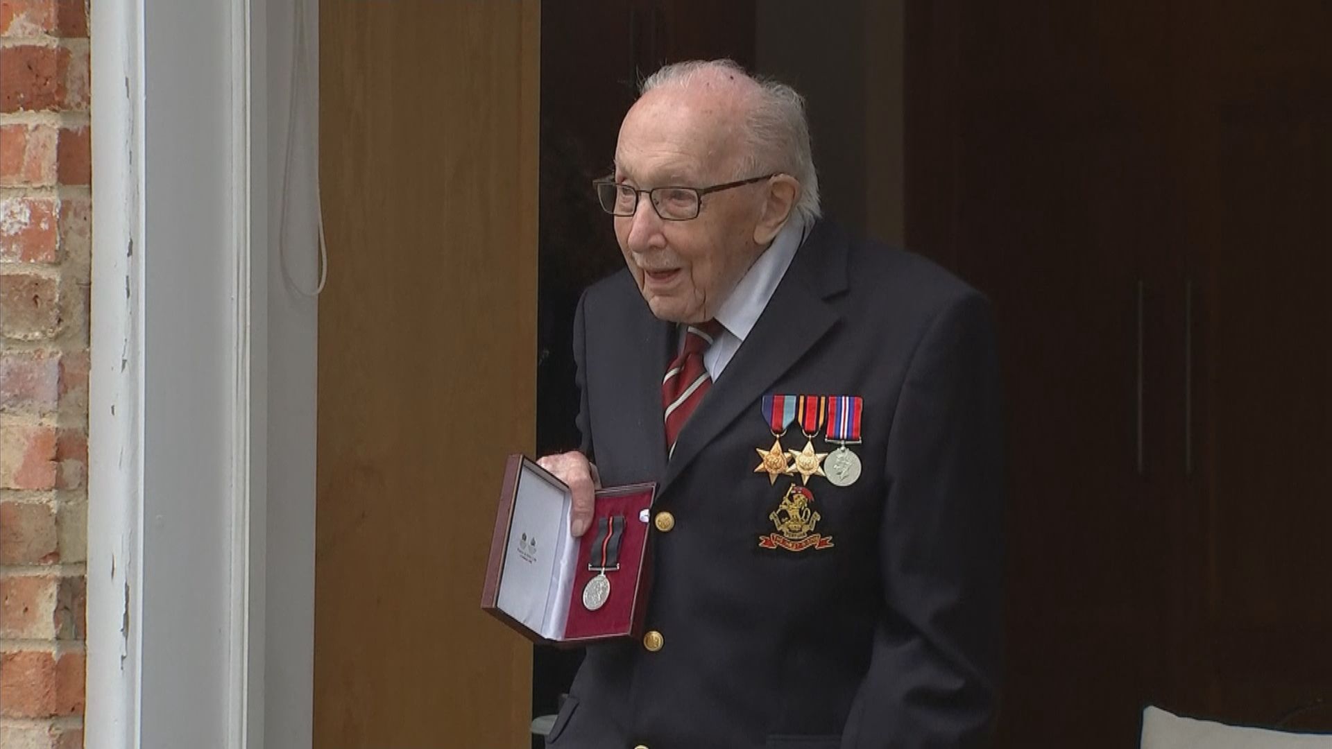 英國老兵迎來百歲生日獲頒授榮譽上校
