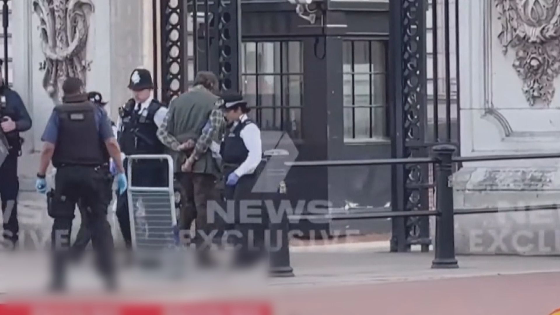 倫敦一名男子向白金漢宮投擲槍械彈藥筒被捕