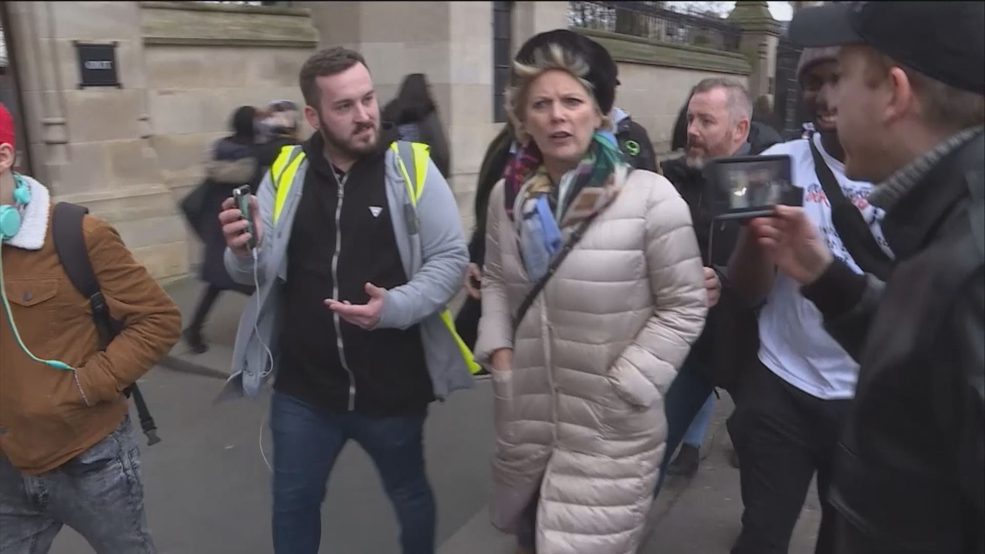英國國會議員遭示威者辱罵惹關注