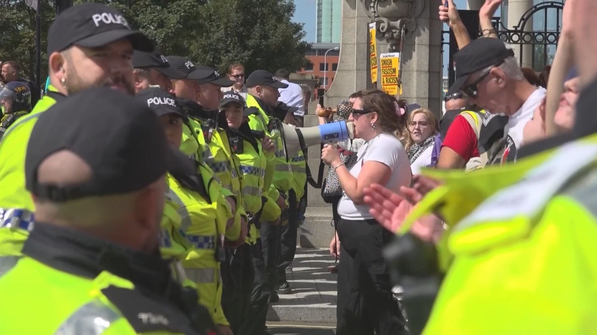 全英多地反移民示威浪潮持續逾80人被捕　施紀賢斥極端分子挑動仇恨  