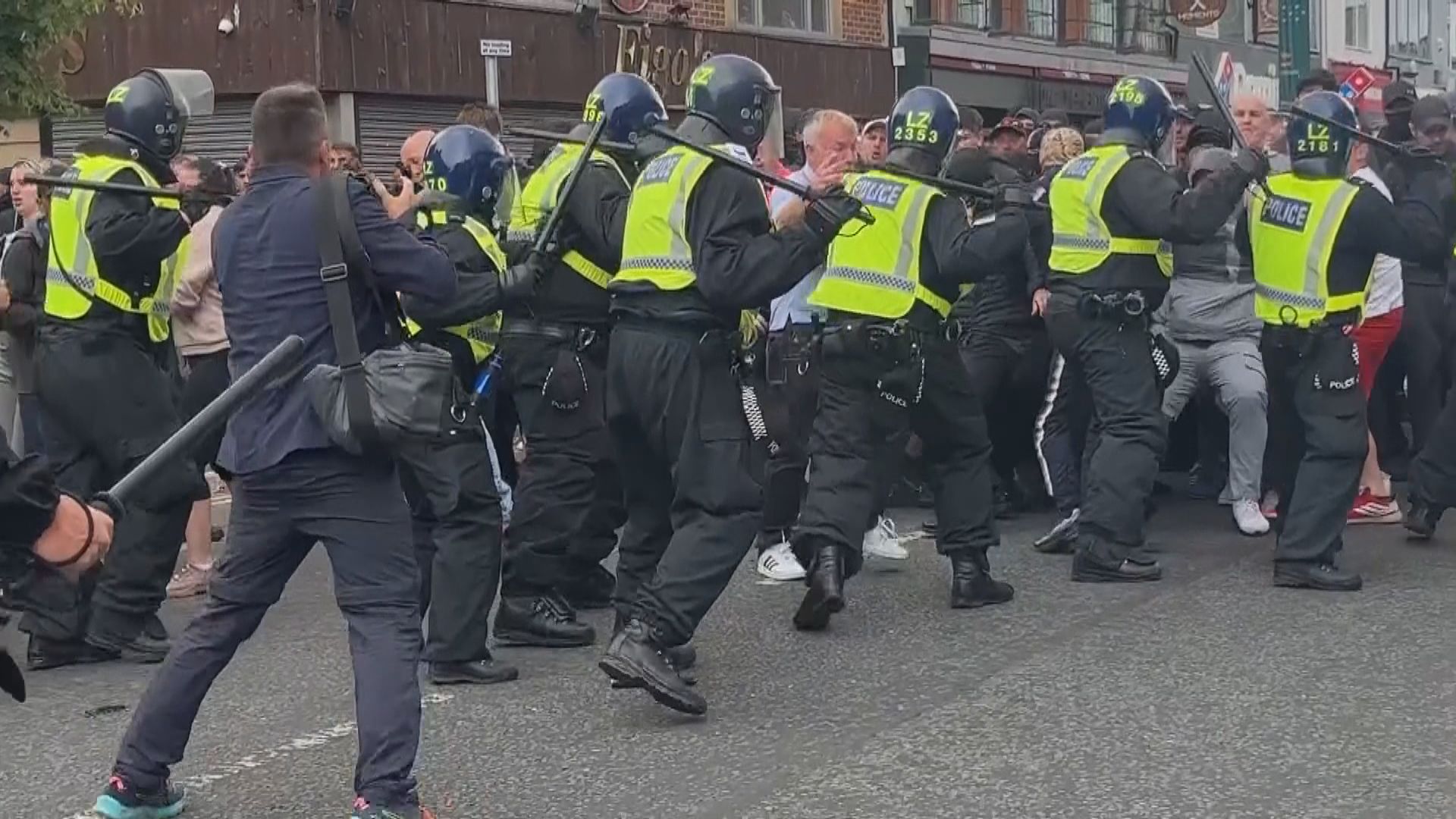 英國反移民示威多人被捕　警方將設「常備軍」應對騷亂