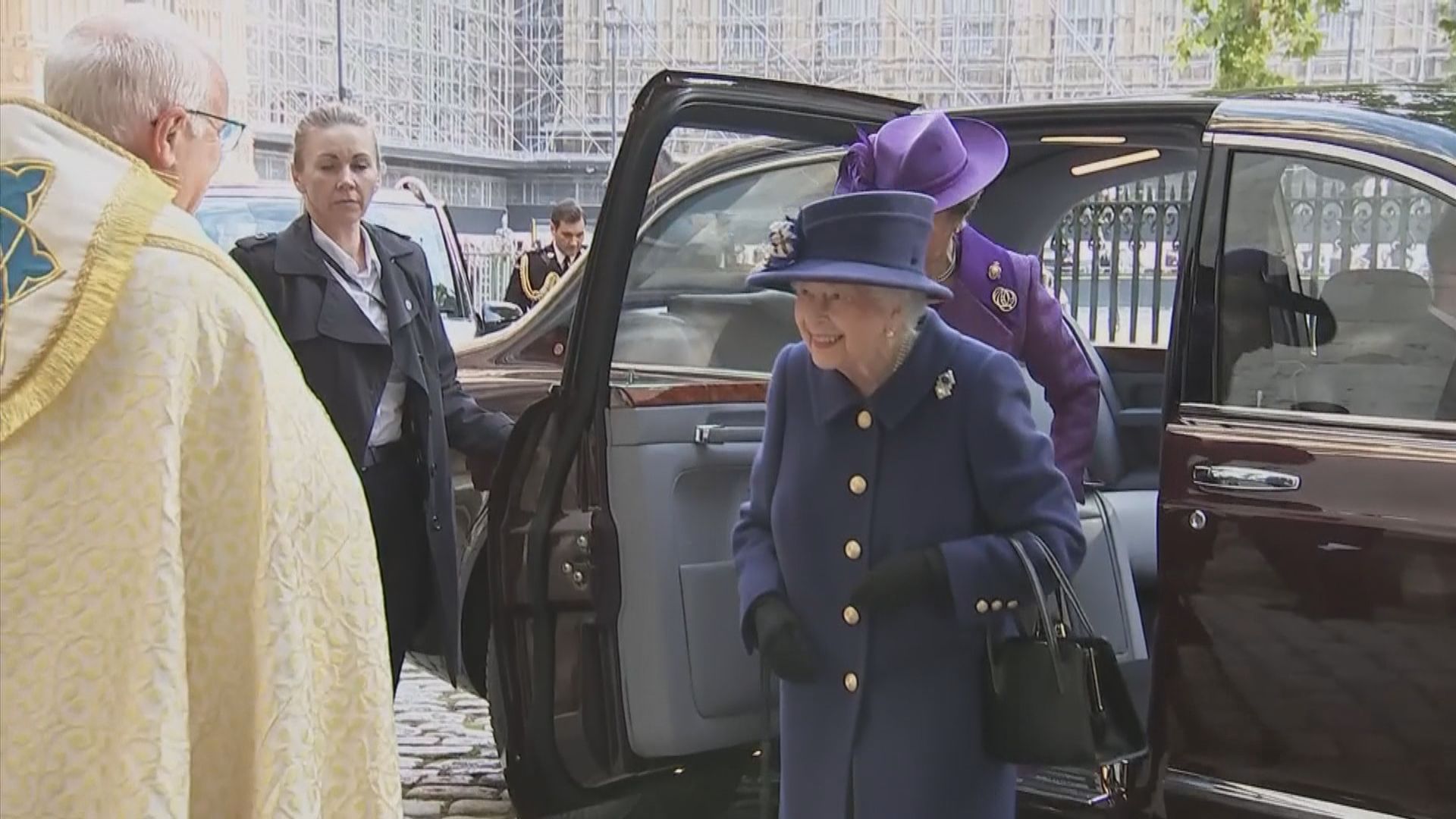 英女王持拐杖出席公開活動　十多年來首次