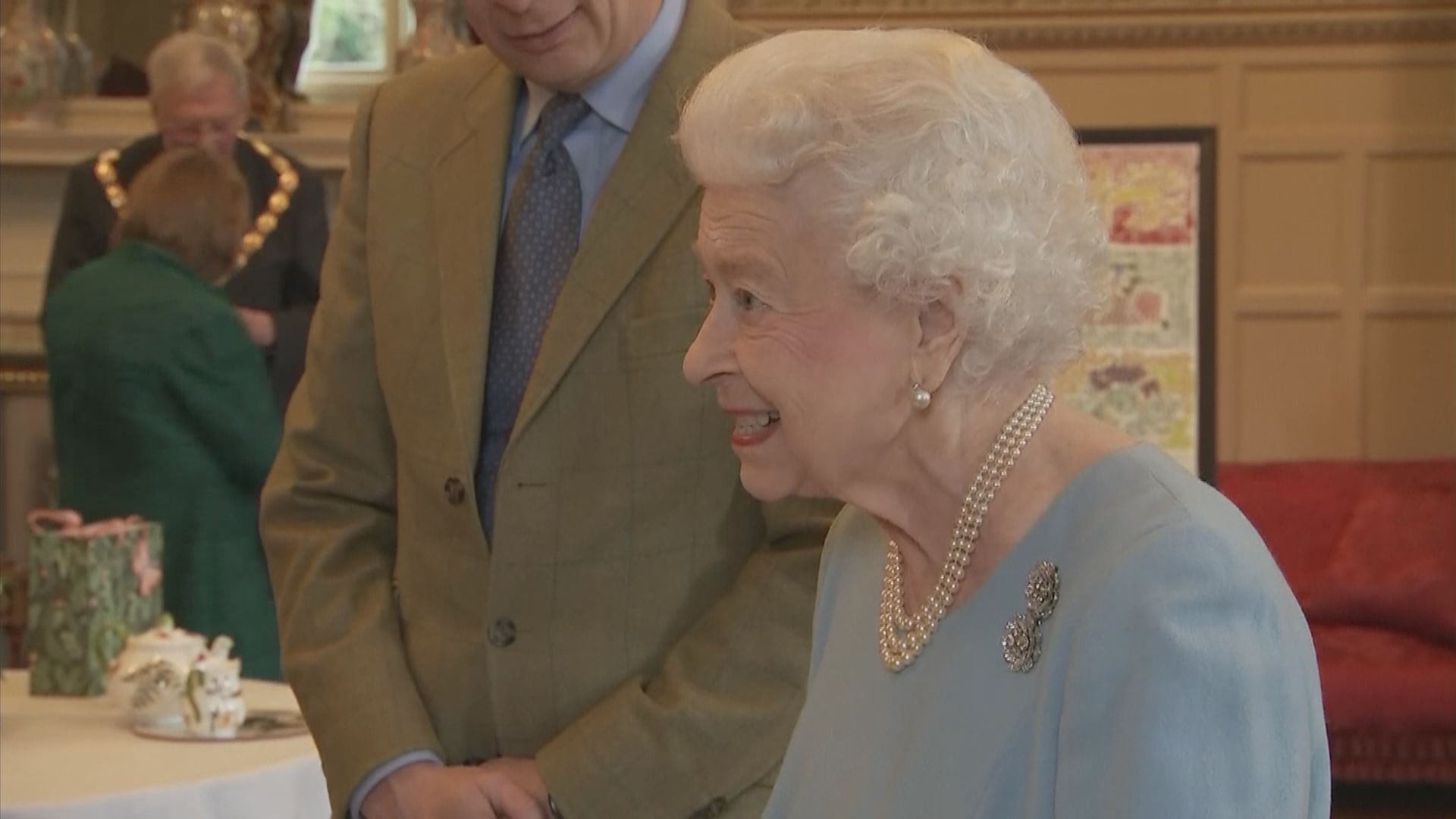 英女王透過電話與首相約翰遜進行每周例行公務