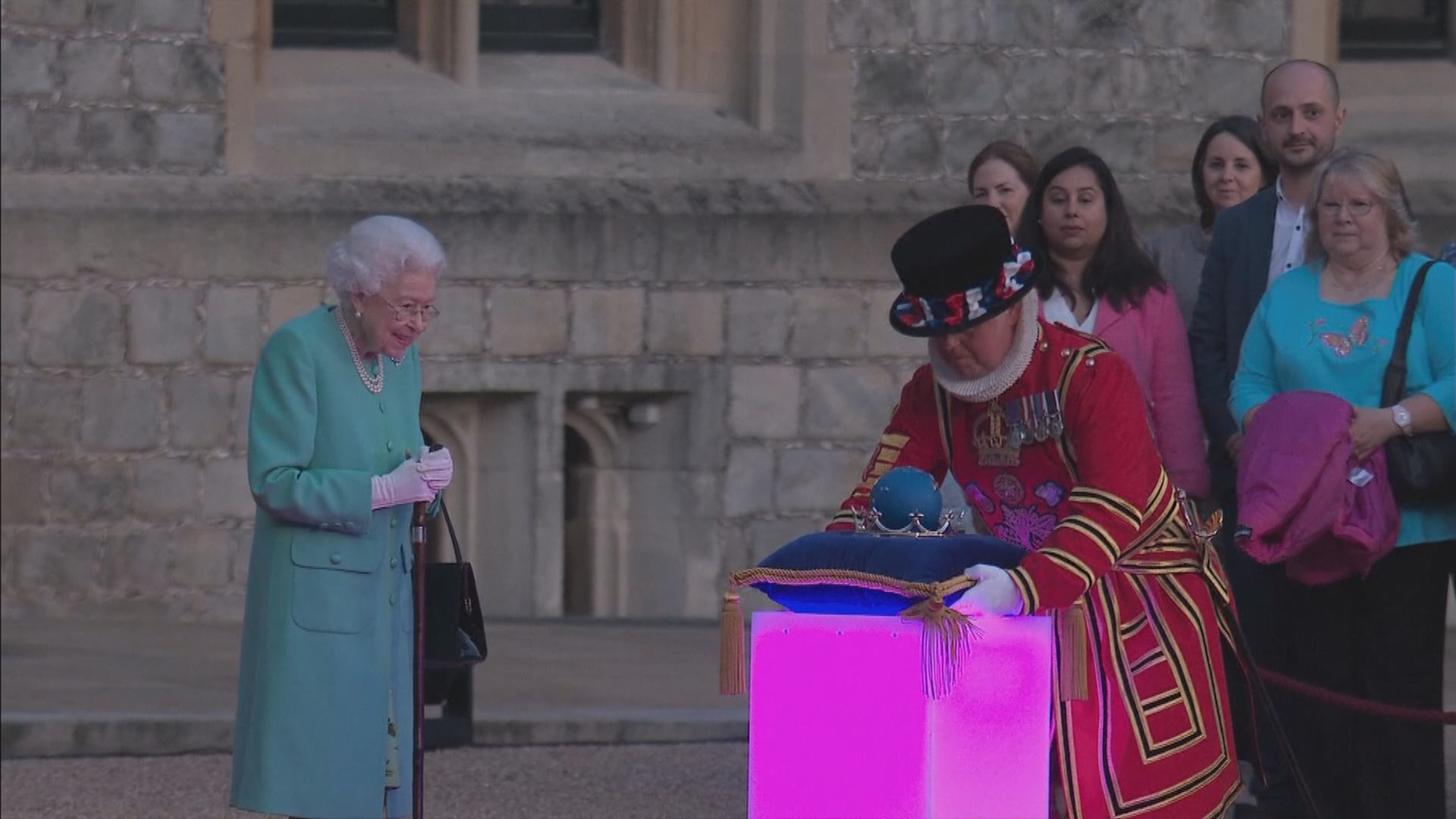 英女王出席燈塔亮燈儀式　慶祝登基70周年
