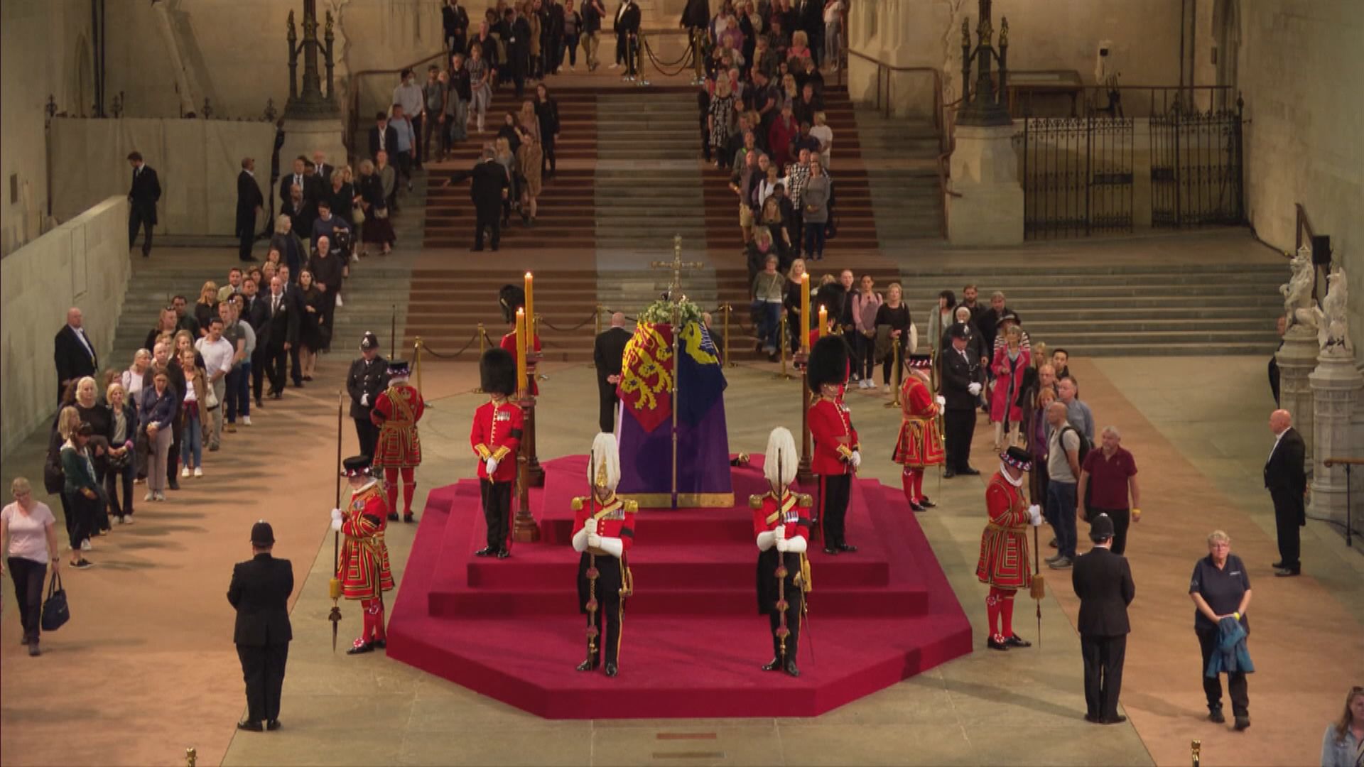 大批英國民眾排隊進入西敏宮瞻仰英女王靈柩