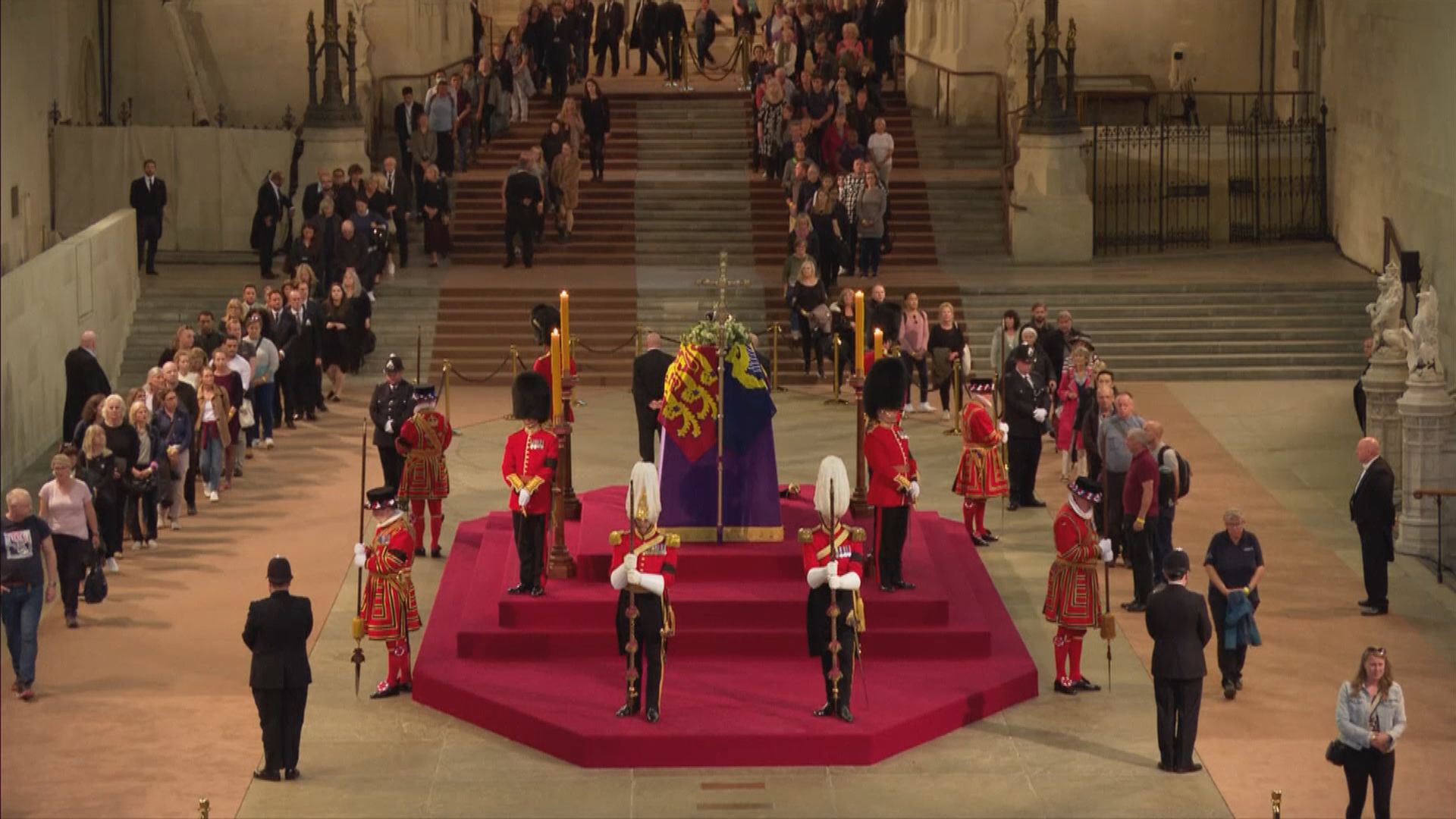 英國前首相文翠珊到西敏宮瞻仰英女王靈柩　首日排隊人龍長達5公里