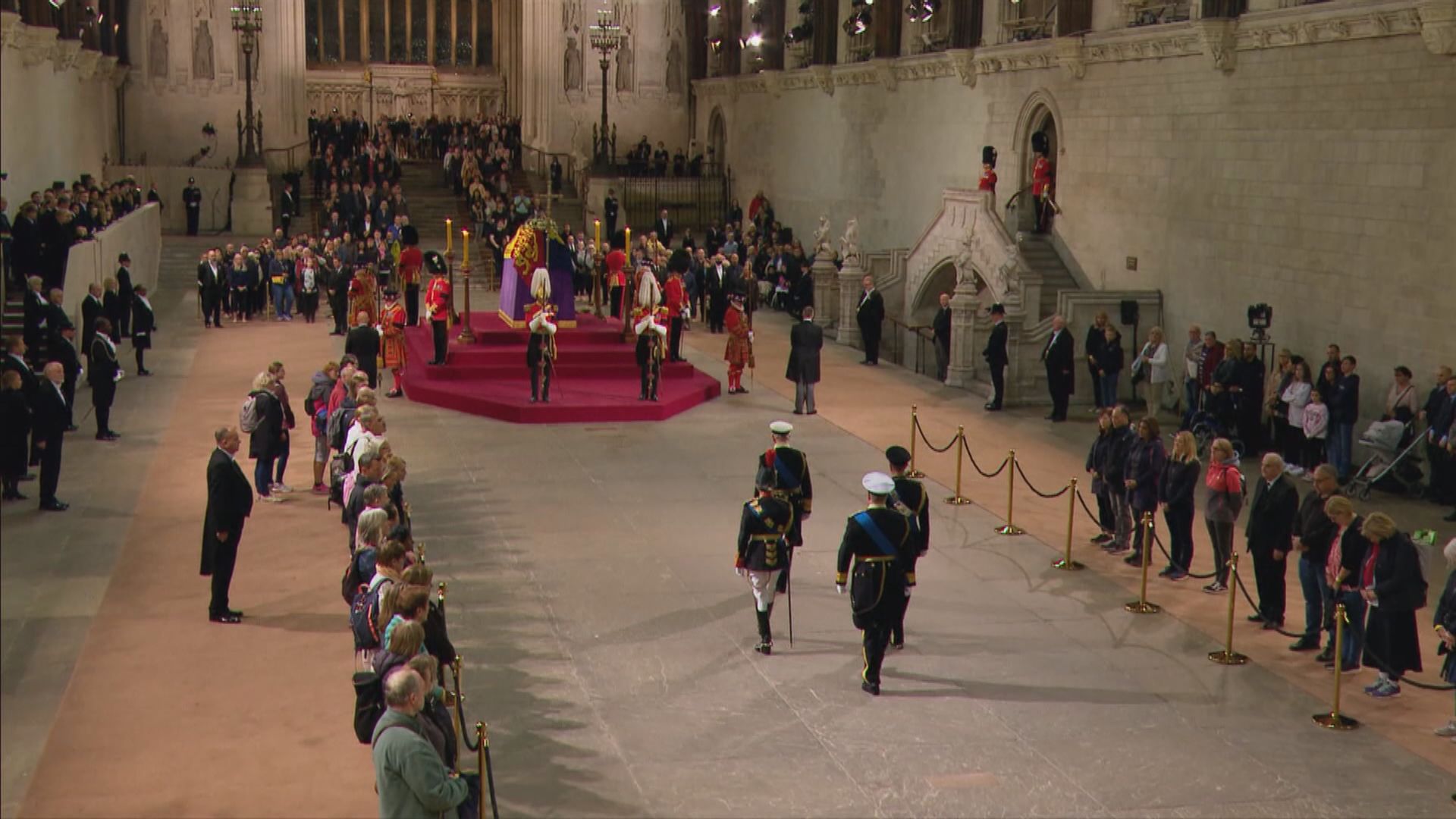 英國民眾續瞻仰英女王靈柩　查理斯三世及弟妹為亡母守靈