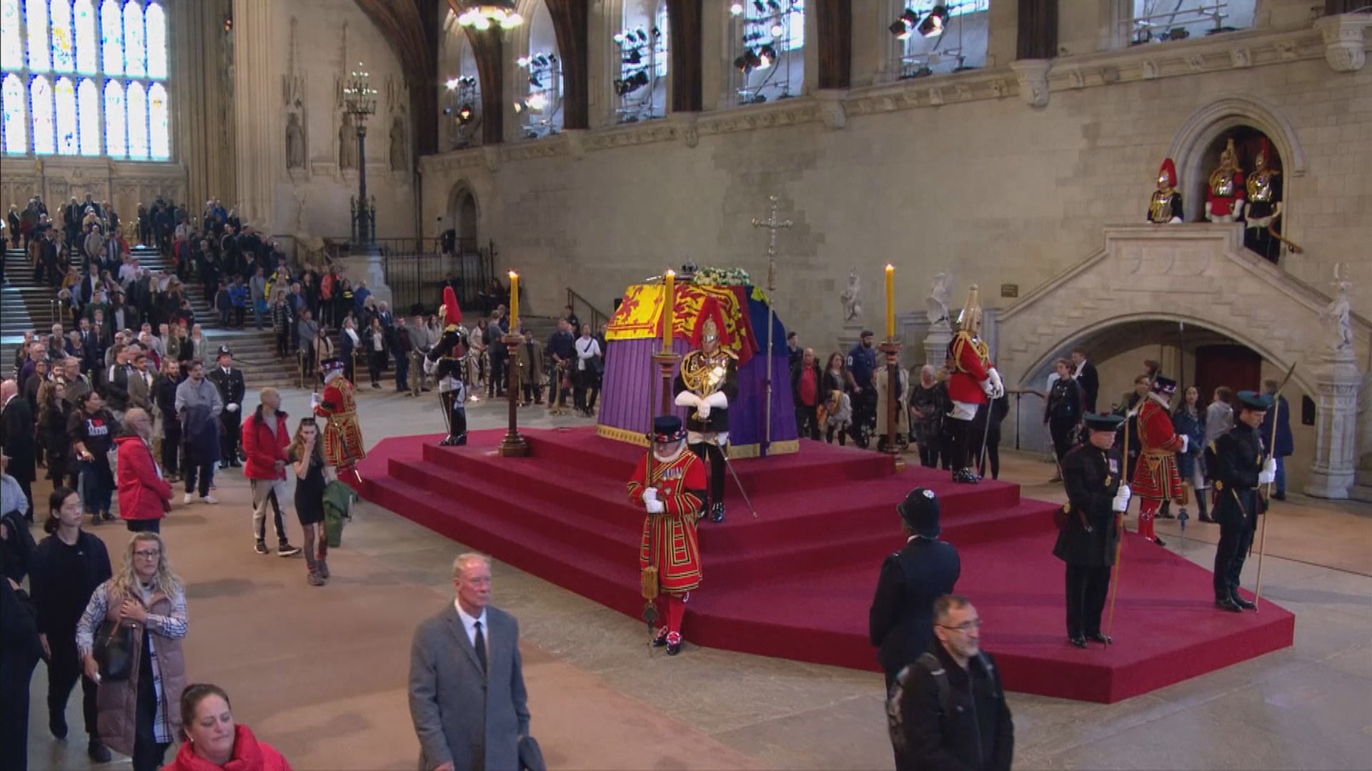 民眾繼續到西敏廳向女王靈柩致意