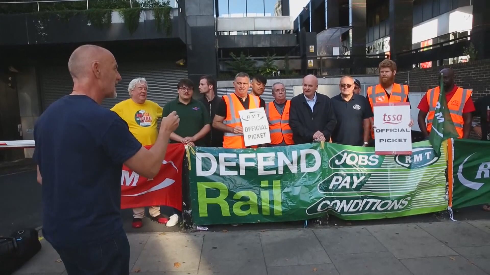 英國鐵路、貨櫃碼頭工人相繼發起罷工