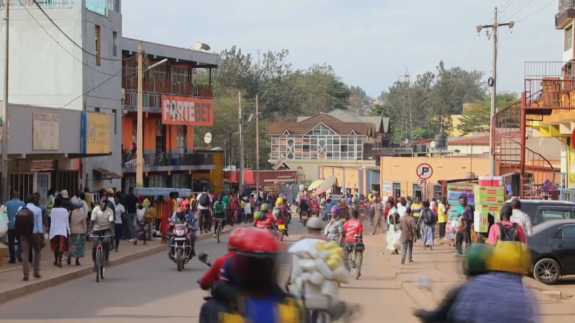 英國政府決意周二首次遣送非法入境者至盧旺達