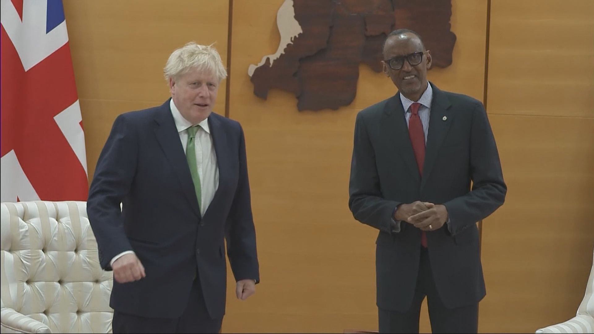 約翰遜抵達盧旺達　出席英聯邦政府首腦會議