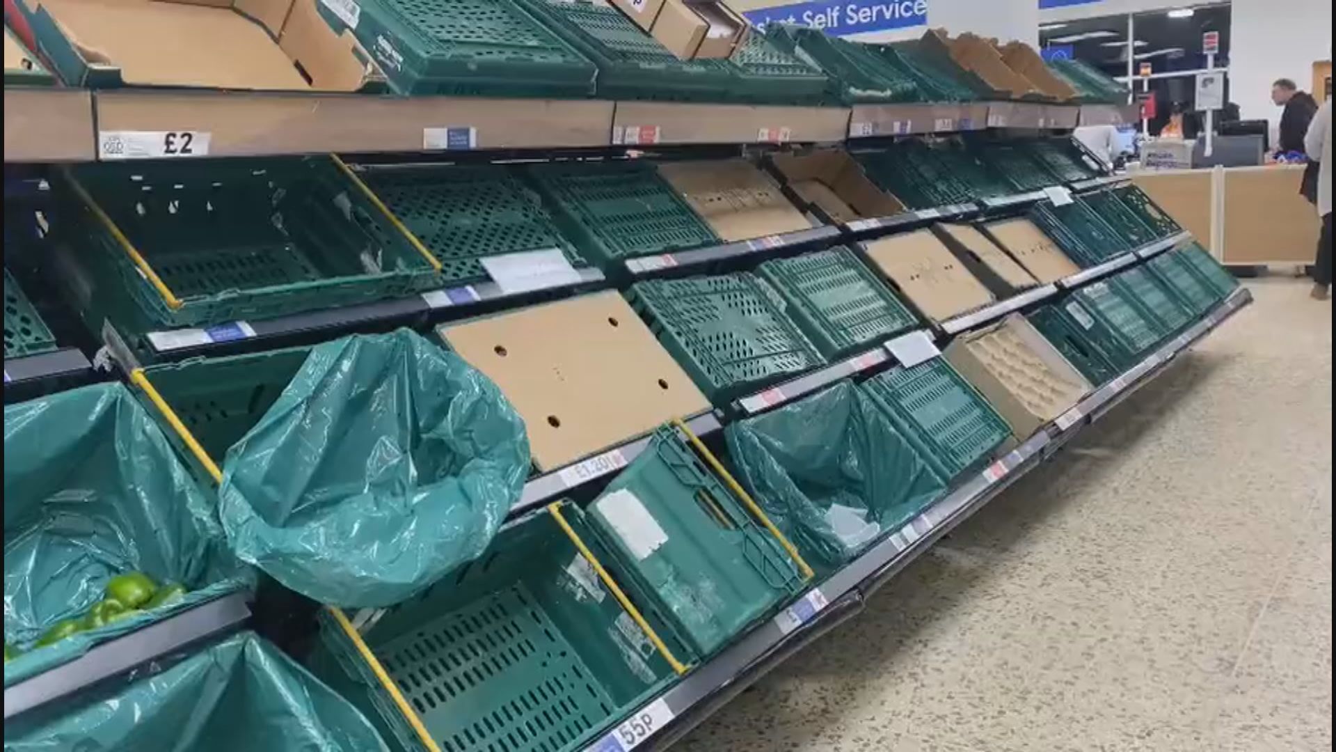 英國鬧蔬果荒　超市推限購令
