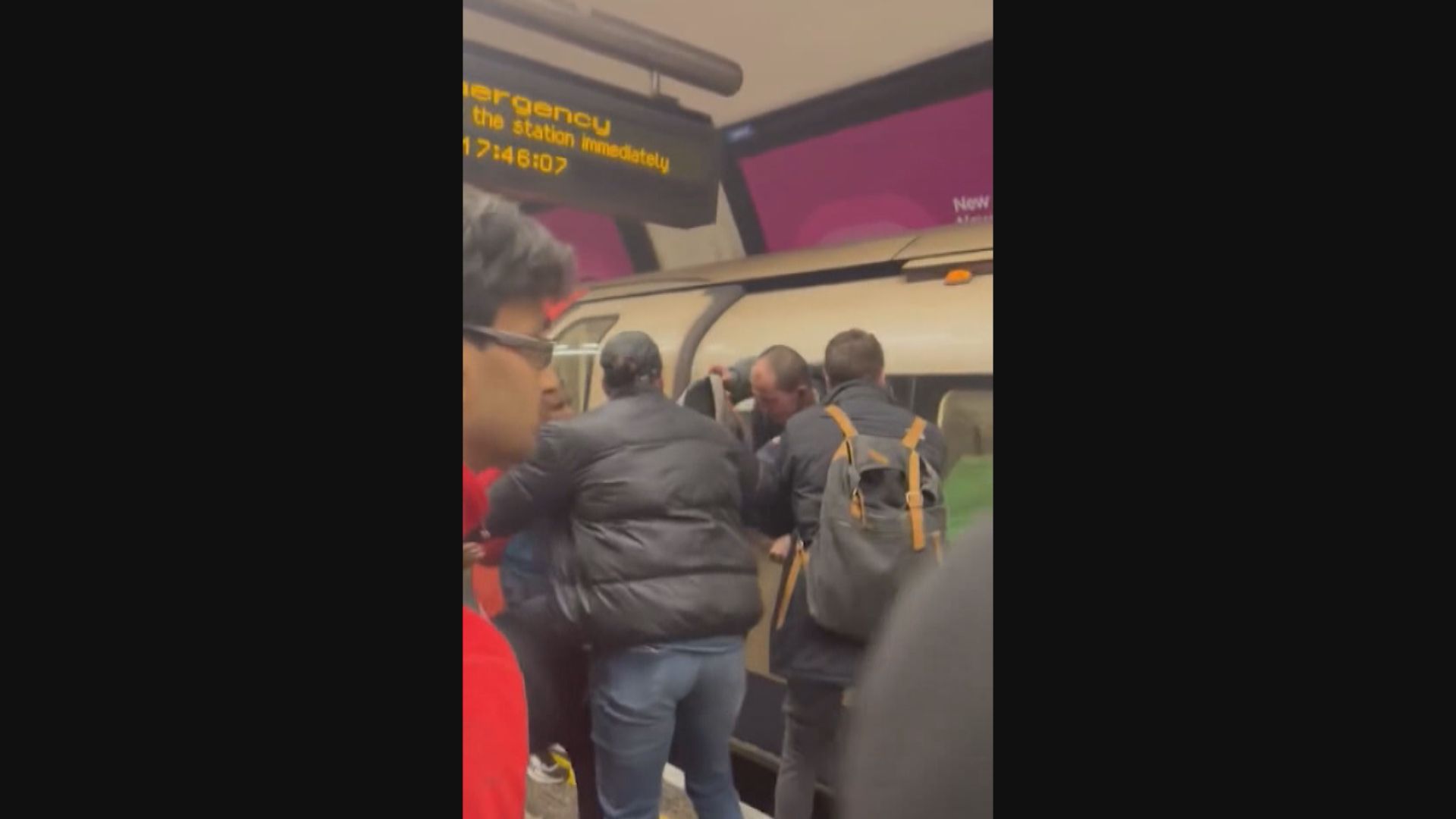 倫敦地鐵響火警警報　乘客砸爛車窗逃生