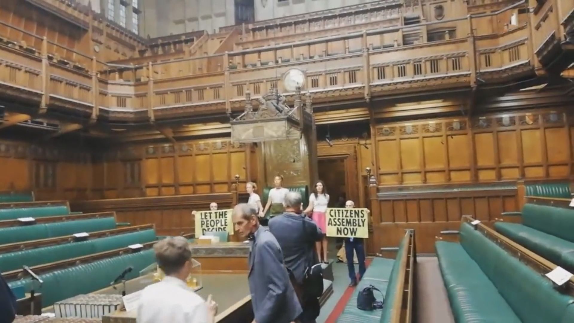 英國環保組織成員闖入國會下議院示威