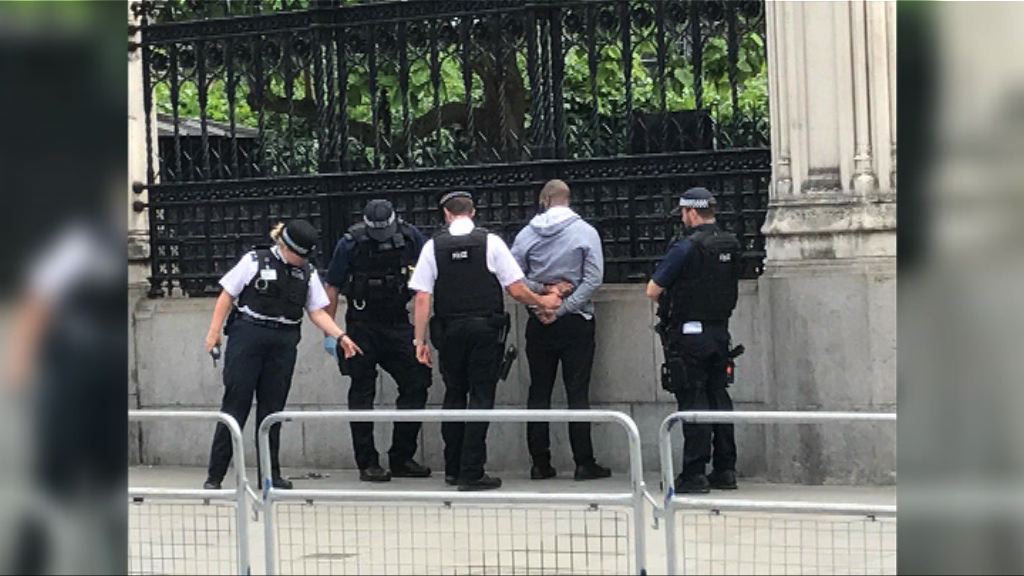 英國警方國會外拘捕持刀男子無人傷