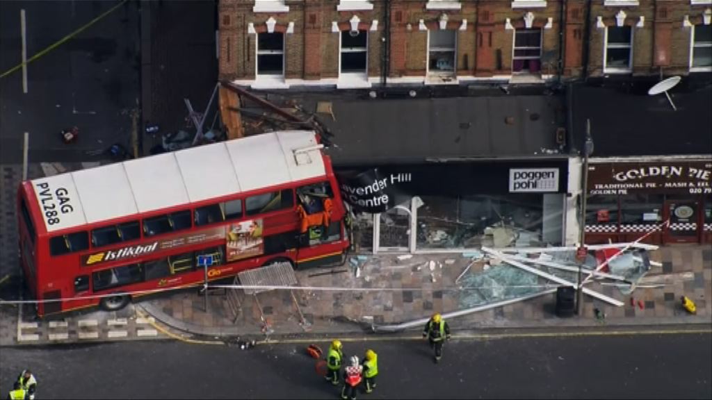 倫敦巴士撞商舖乘客一度被困