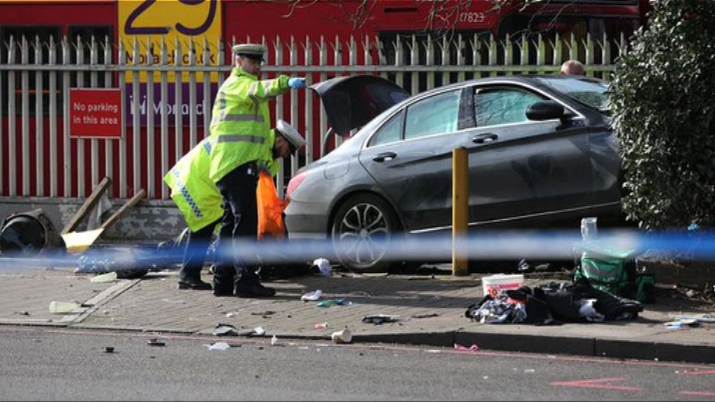 倫敦私家車衝上行人路撞五人傷