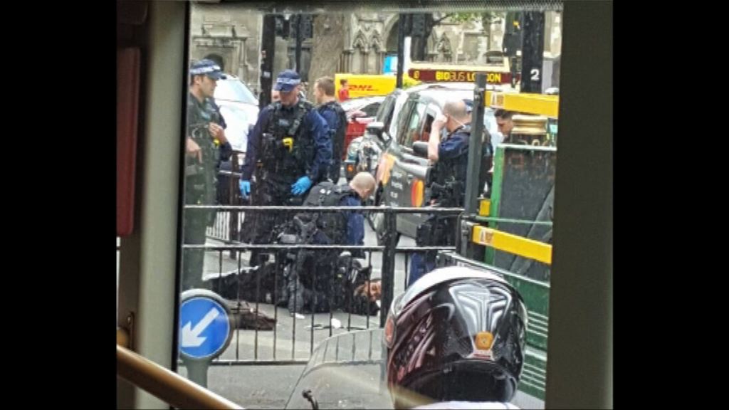 倫敦警方國會附近拘藏刀男子