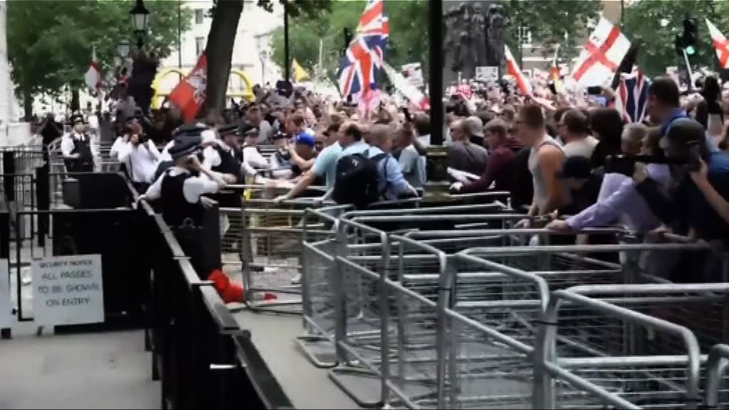 英首相府外有示威促釋放極右領袖