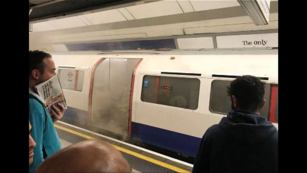 倫敦市中心地鐵站列車起火冒煙