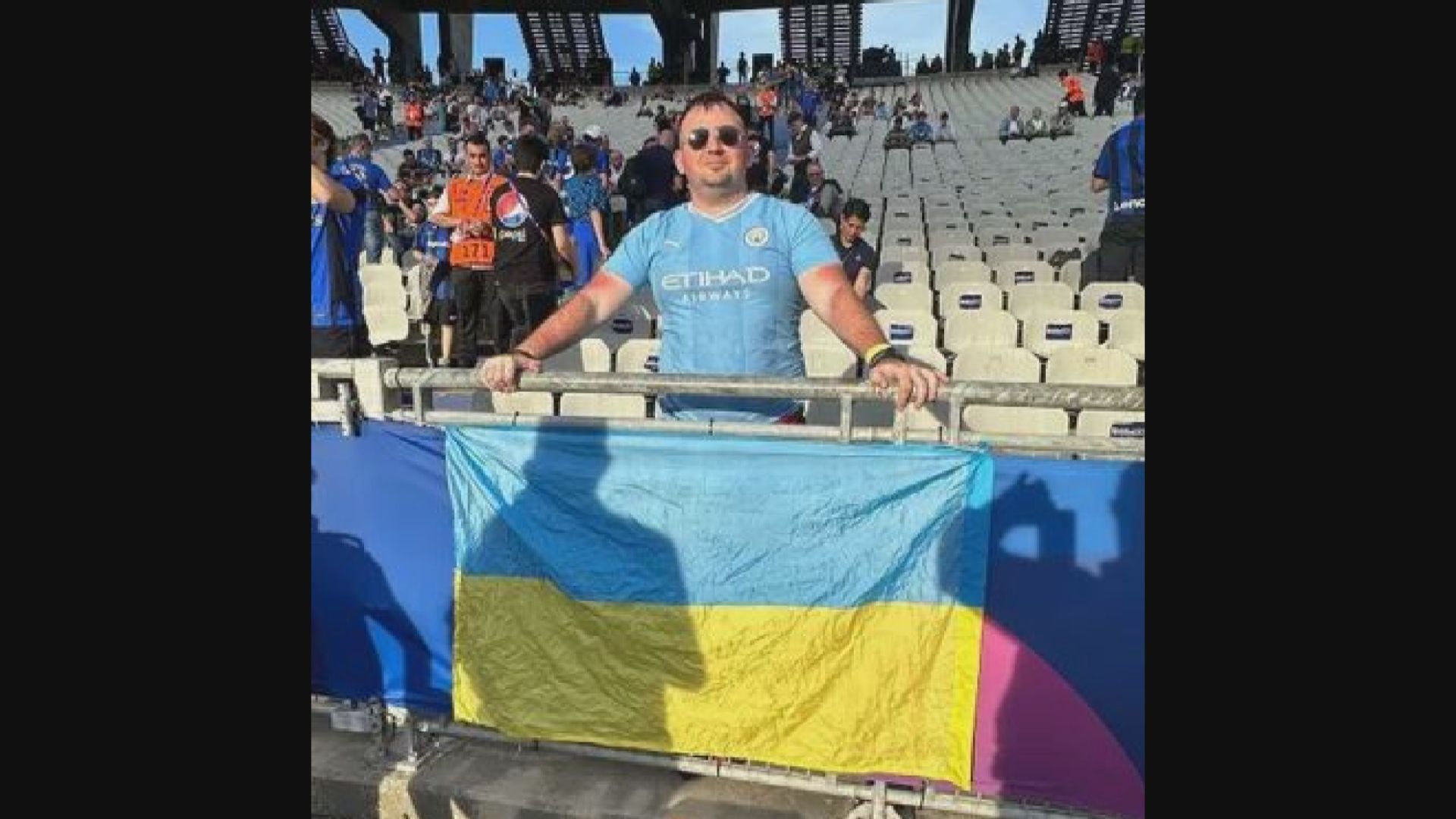 上周歐聯決賽 球迷烏克蘭國旗被場內人員奪走