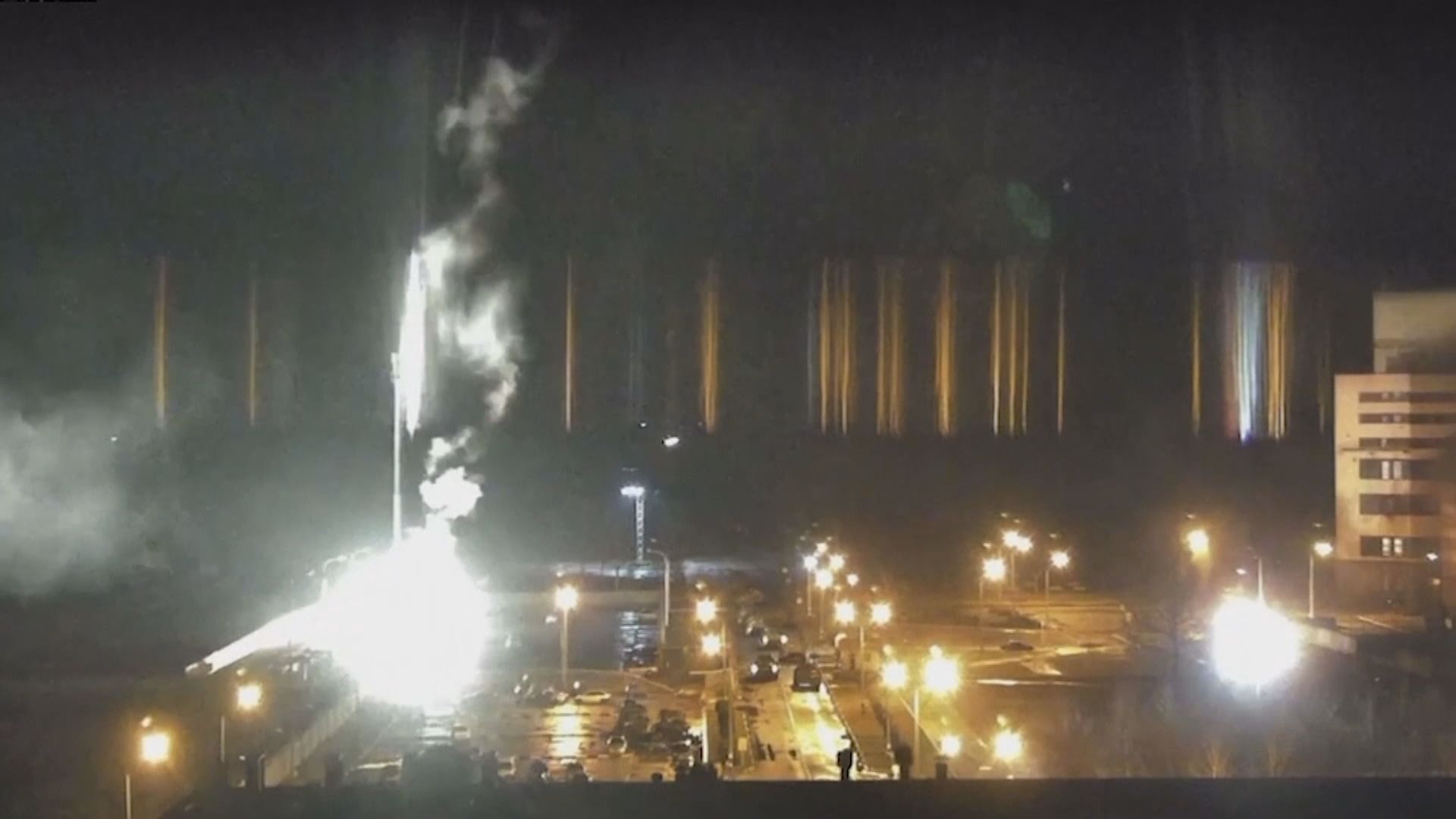 烏克蘭核電廠被俄軍炮火擊中著火　輻射水平據報上升