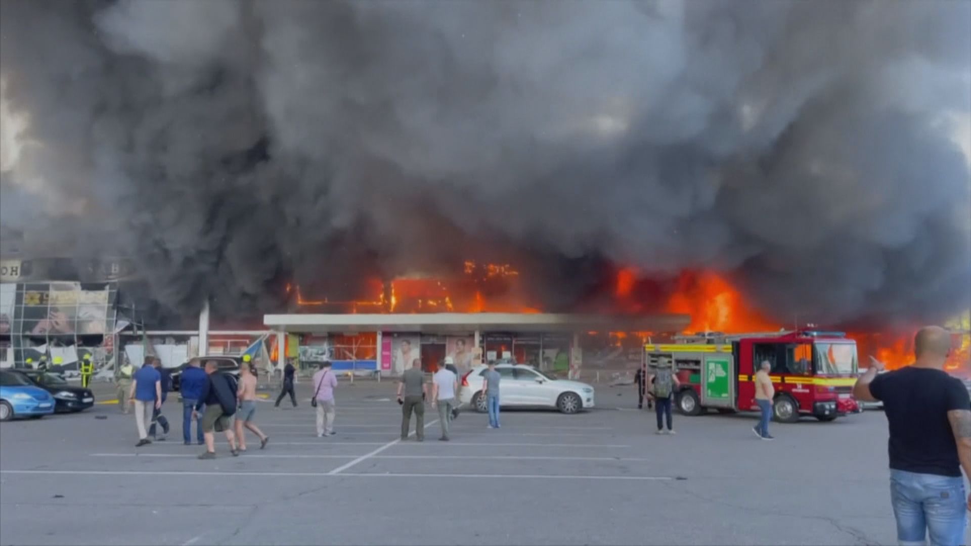 烏克蘭克列緬丘格商場遭俄軍導彈擊中　最少兩死廿多人傷