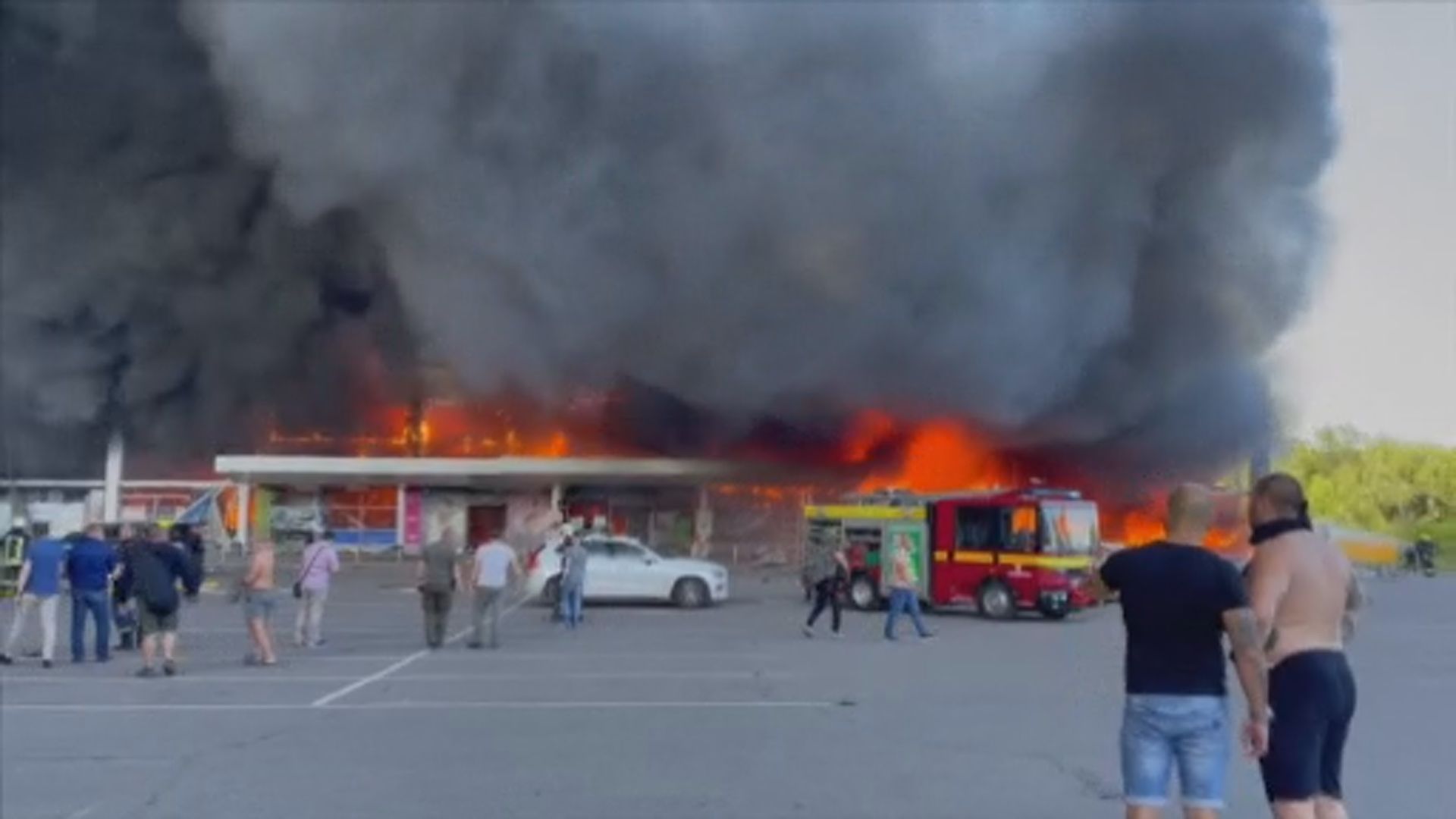 烏克蘭克列緬丘格商場遭俄軍導彈擊中　最少十五死五十多人傷