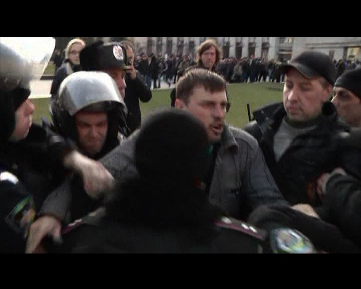 
烏警方清場驅趕親俄示威者