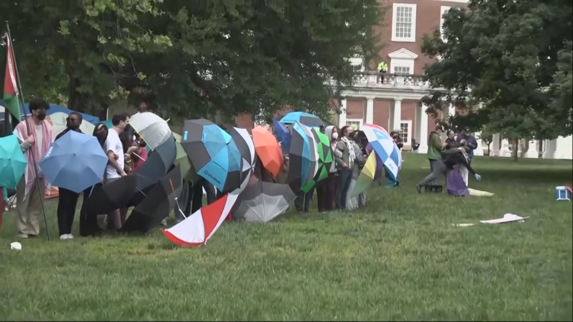 美國大學校園反戰示威持續 弗吉尼亞大學示威者被防暴警察驅散