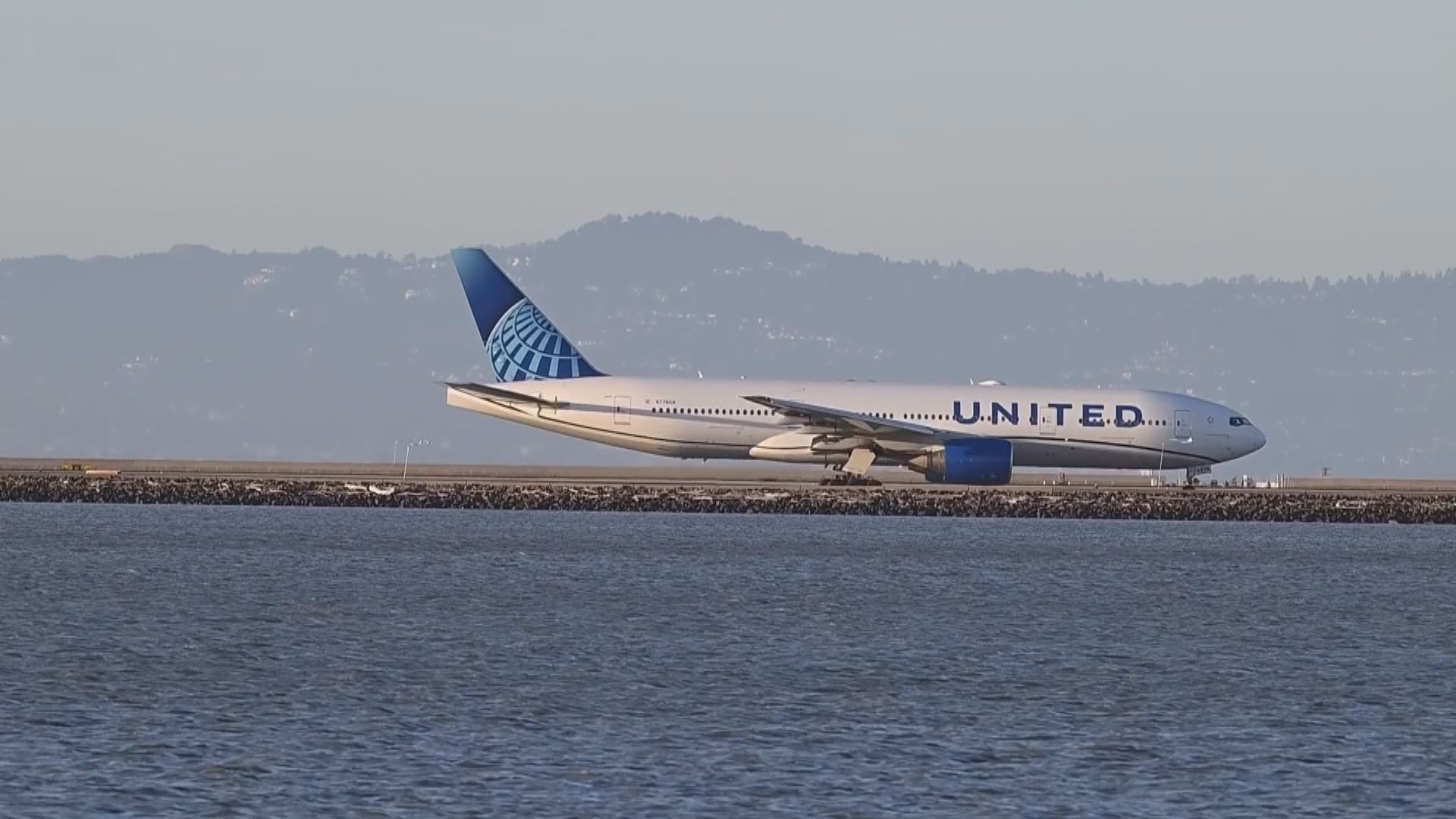 聯合航空系統故障致逾千班航班延誤　當局稱僅涉聯航內部問題